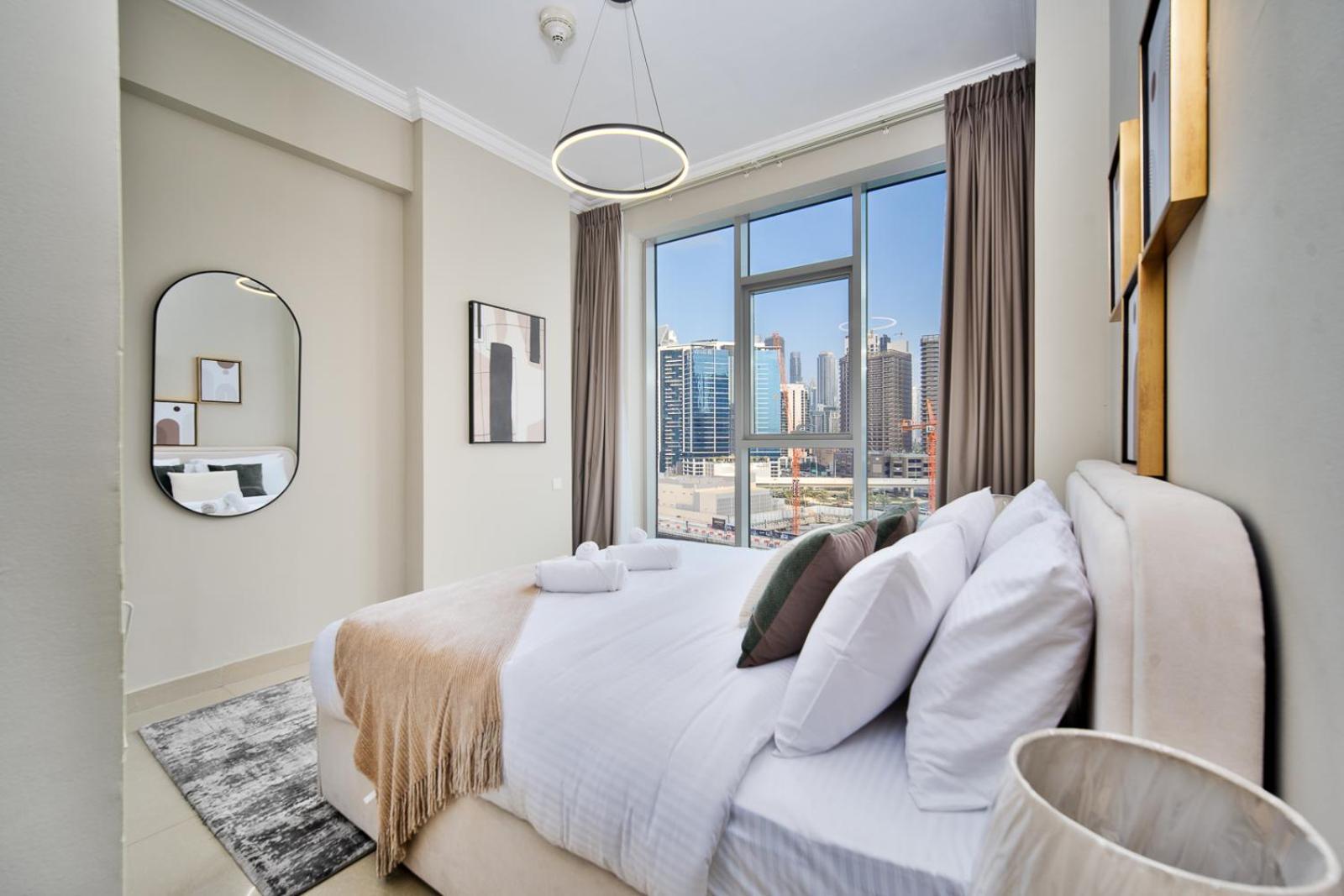 1br Stunning Canal & Burj View, Luxury At Fairview Residency *