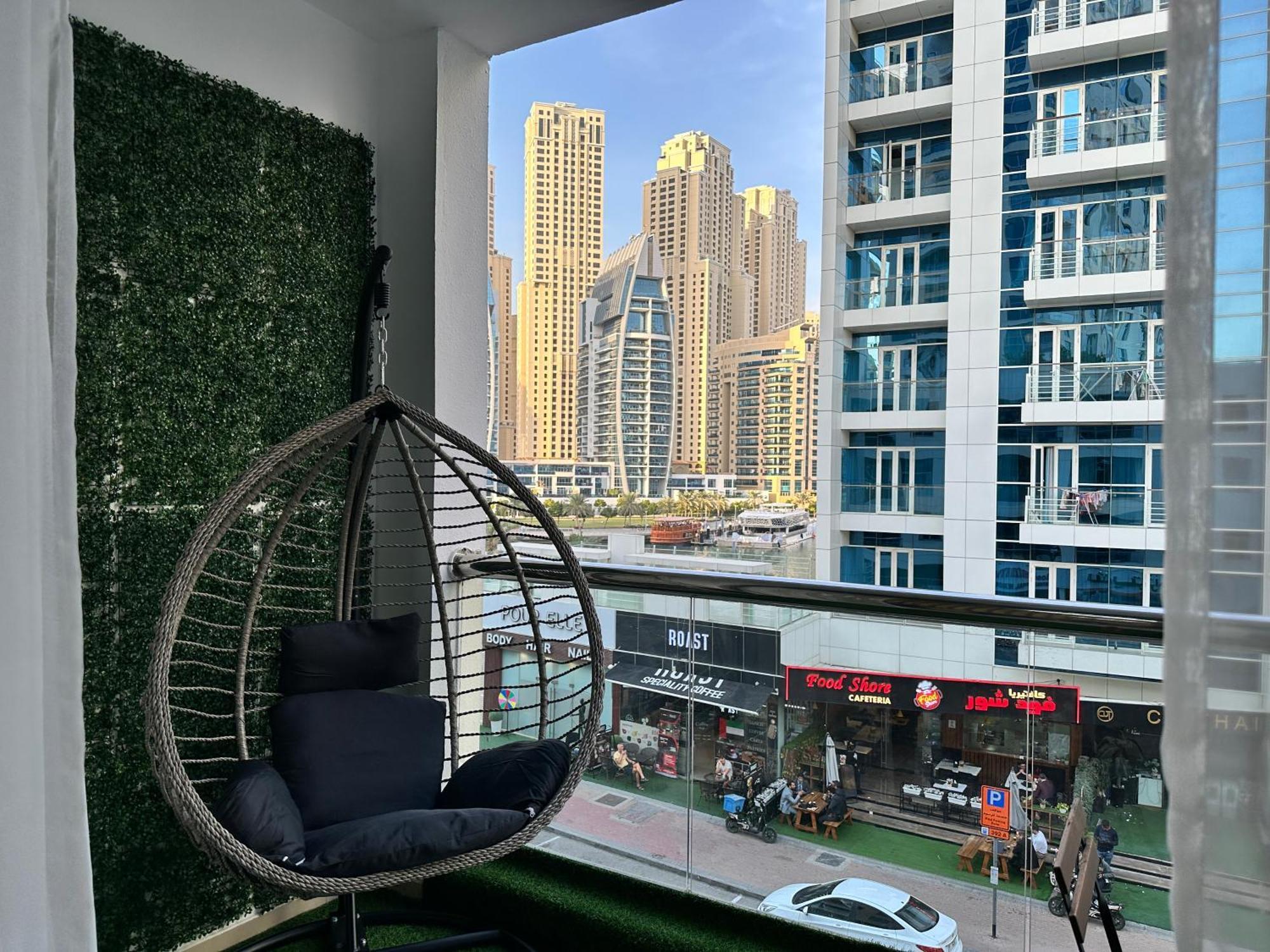 Stylish With Stunning Marina Canal Views Near To The Apartment