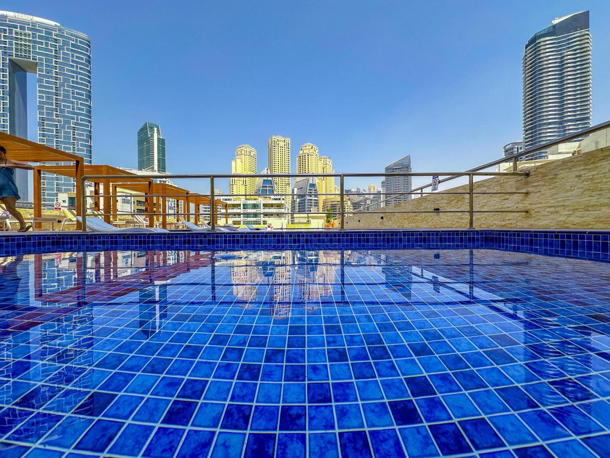 Stylish With Stunning Marina Canal Views Near To The