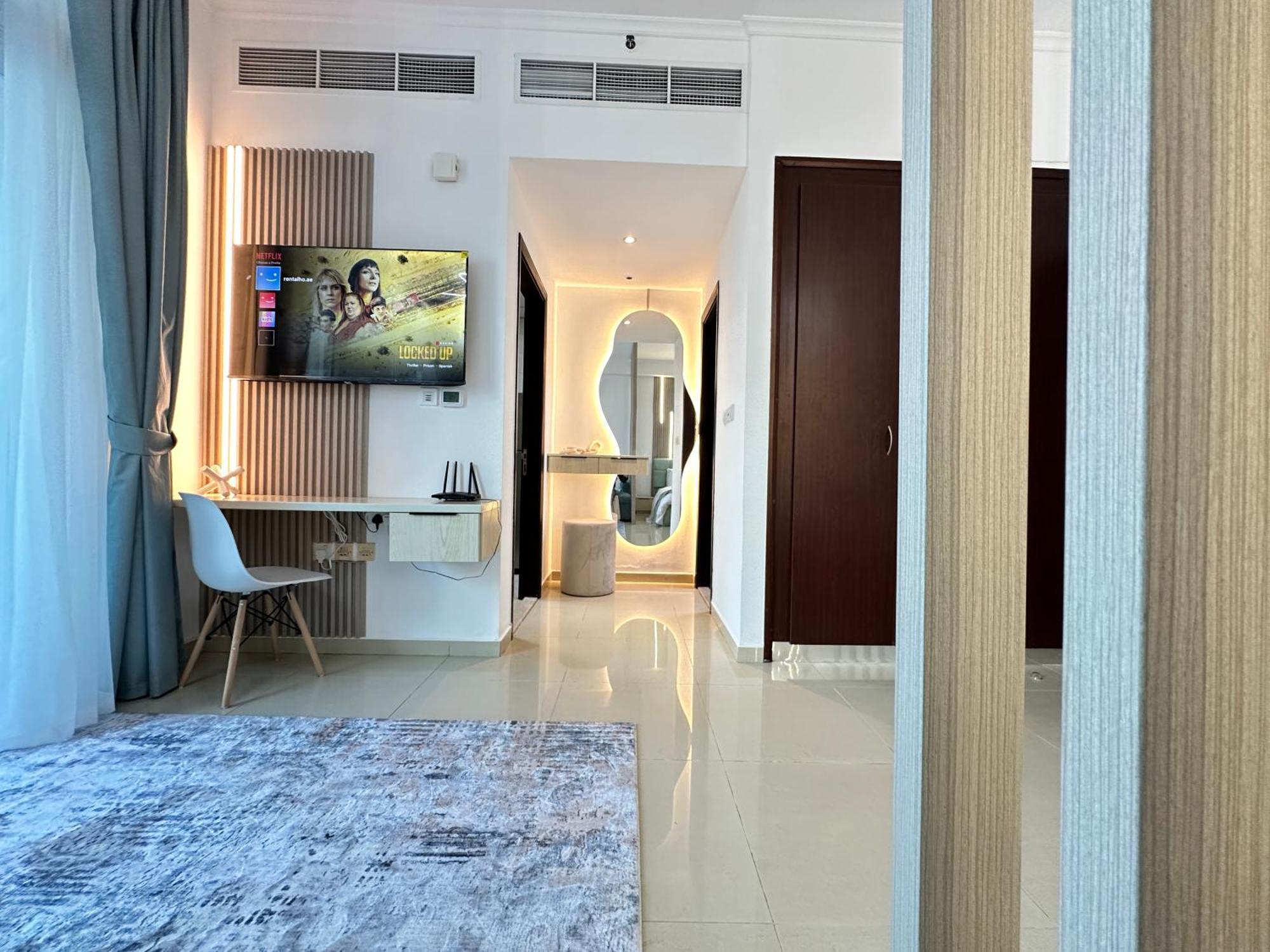 Stylish With Stunning Marina Canal Views Near To The
