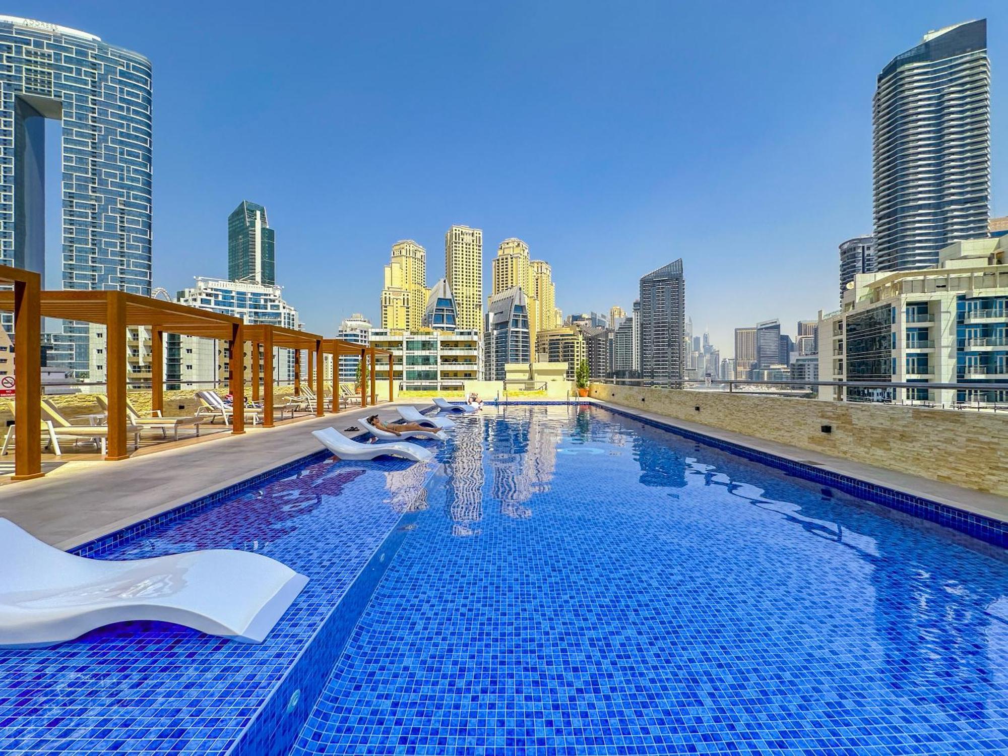 Stylish With Stunning Marina Canal Views Near To The