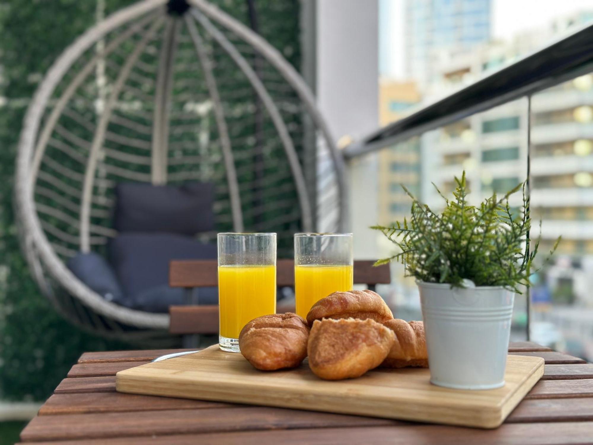 Stylish With Stunning Marina Canal Views Near To The Apartment