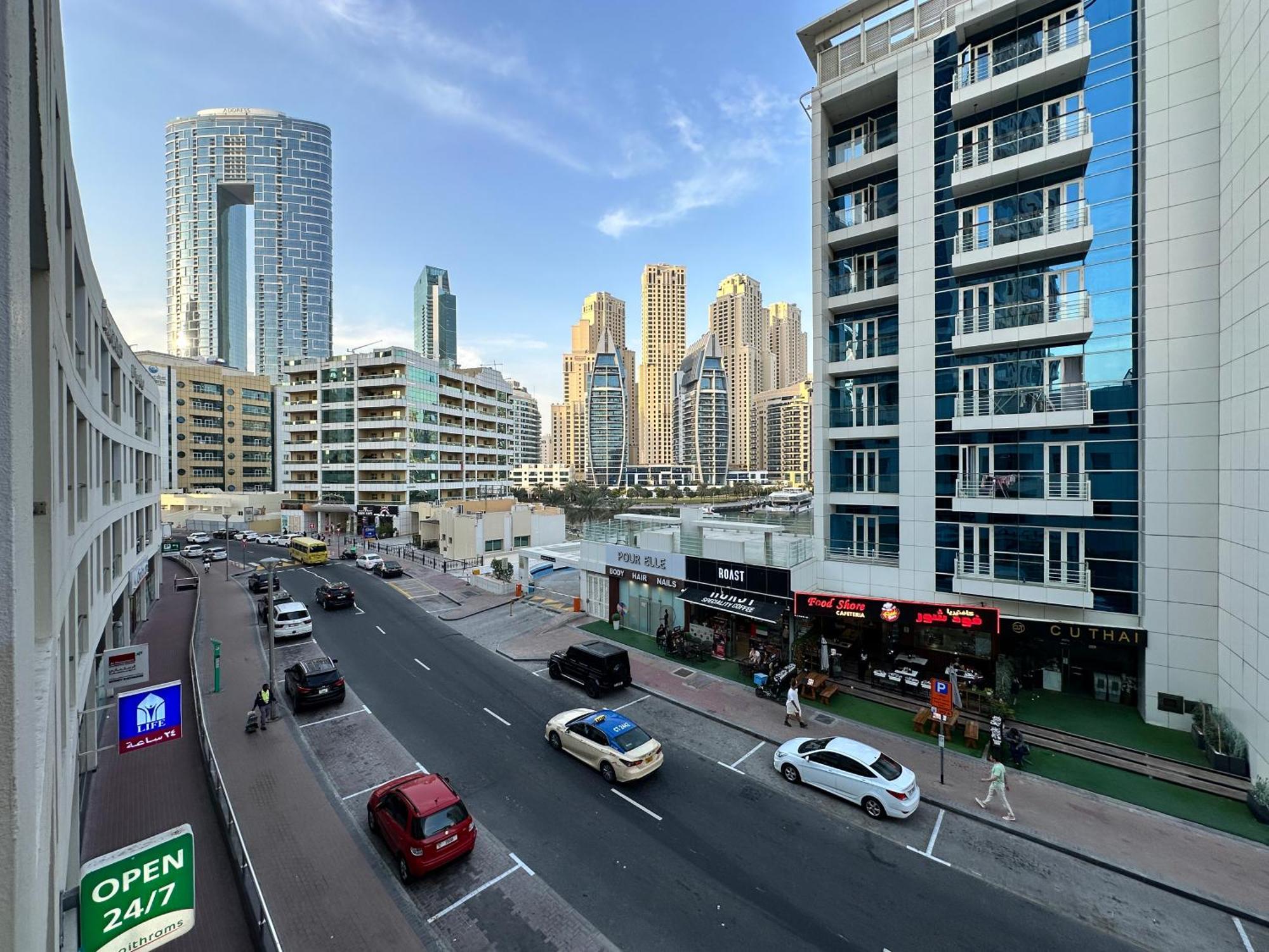 Stylish With Stunning Marina Canal Views Near To The Apartment