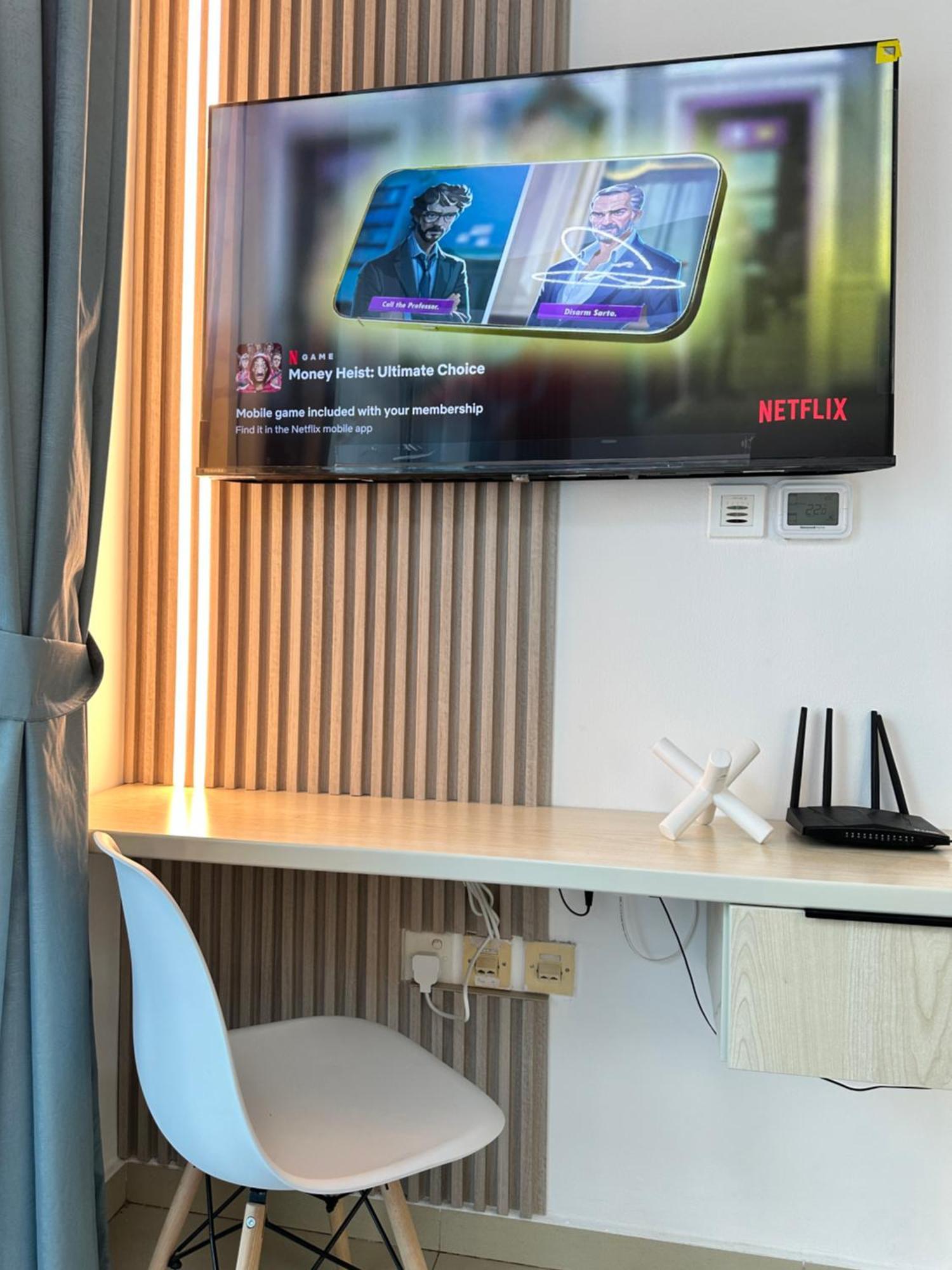 Stylish With Stunning Marina Canal Views Near To The