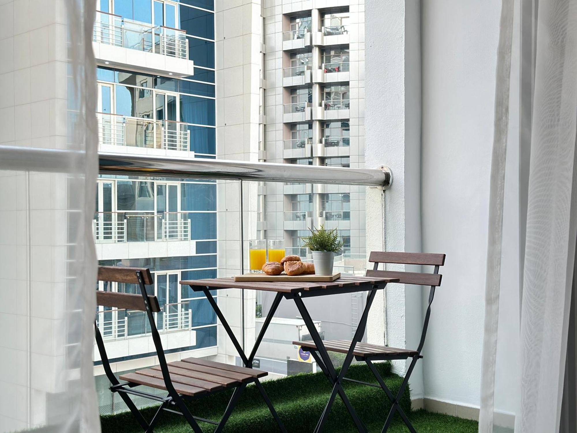 Stylish With Stunning Marina Canal Views Near To The Apartment