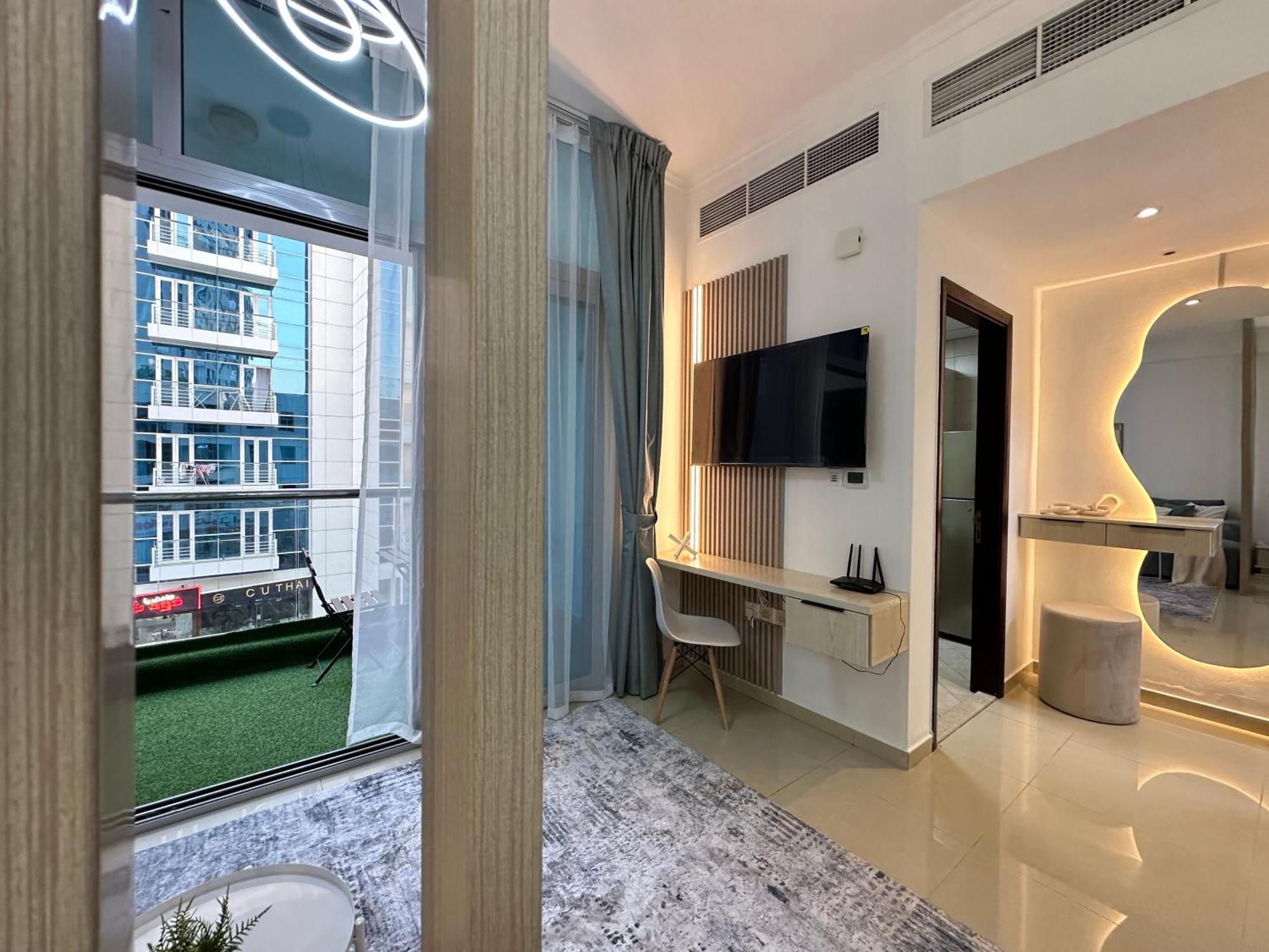 Stylish With Stunning Marina Canal Views Near To The * Dubai