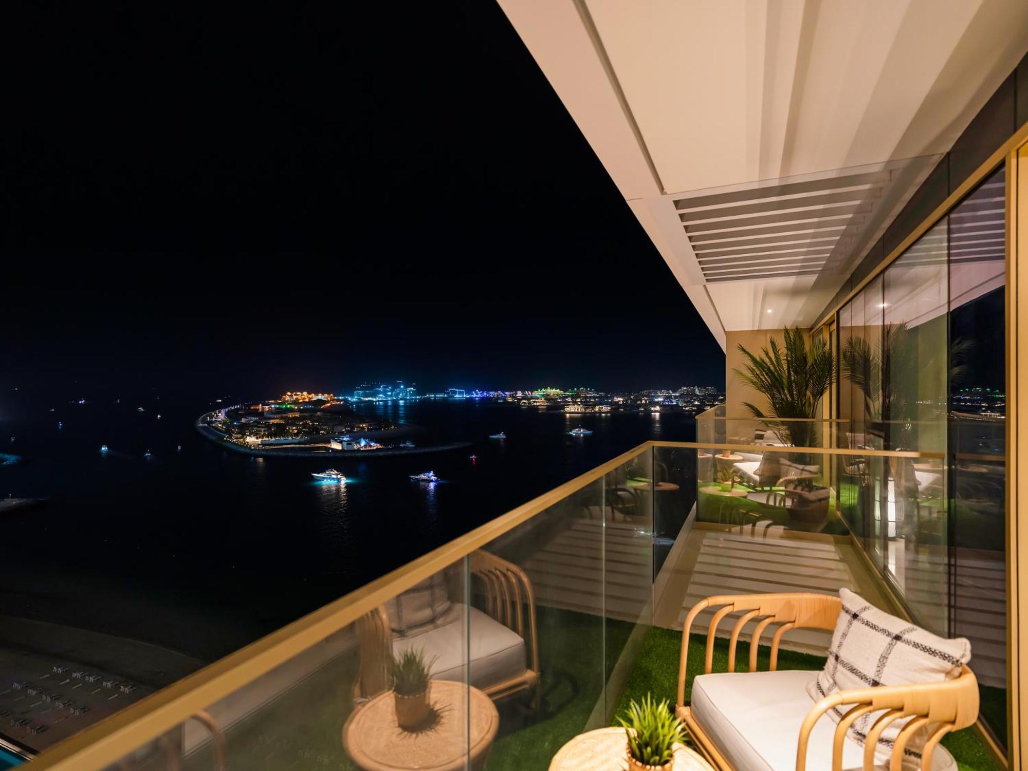 Apartment Ultra-luxury 2 Bedroom Beachfront Escape With Sea Views *