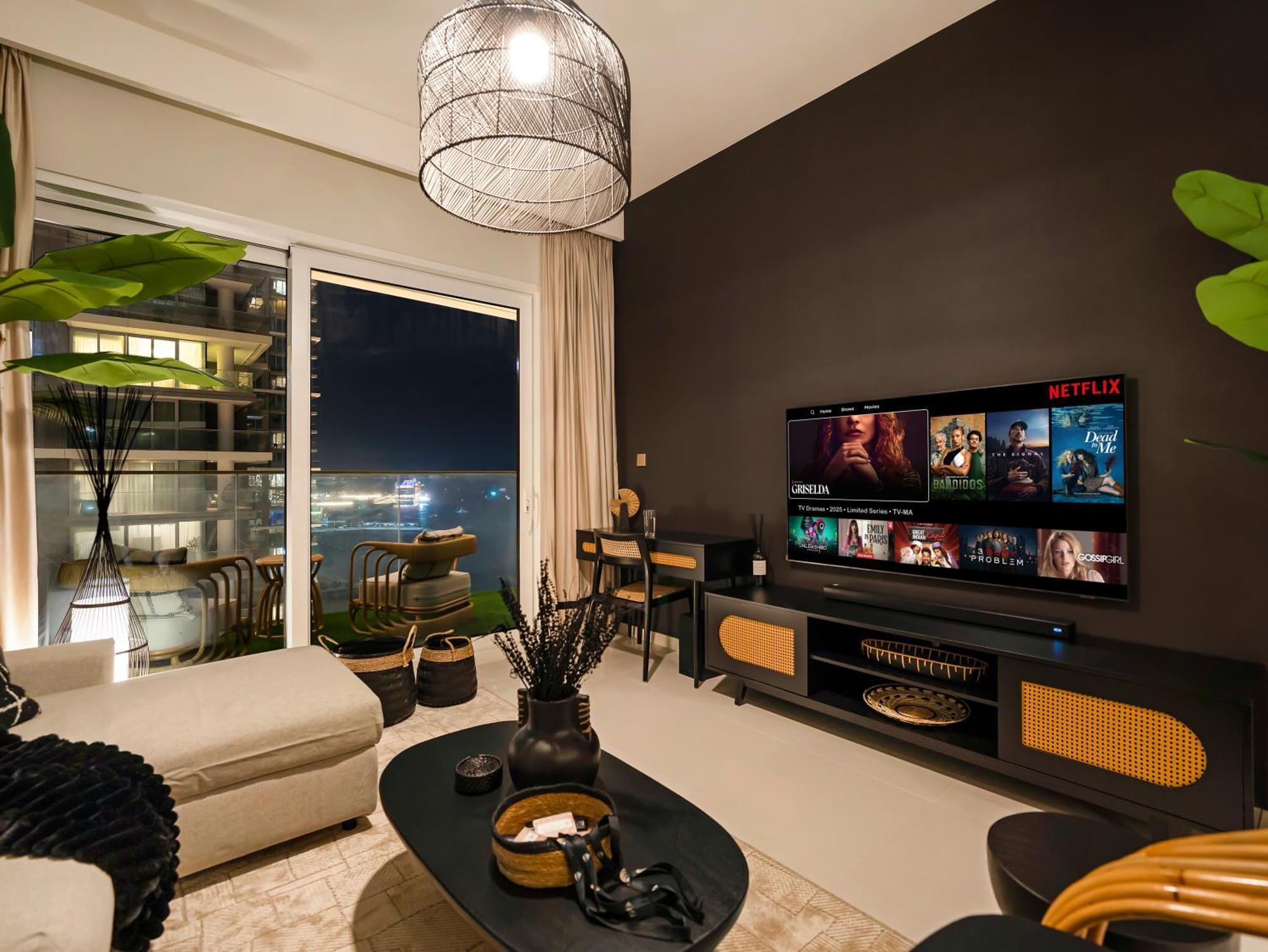 Apartment Ultra-luxury 2 Bedroom Beachfront Escape With Sea Views *