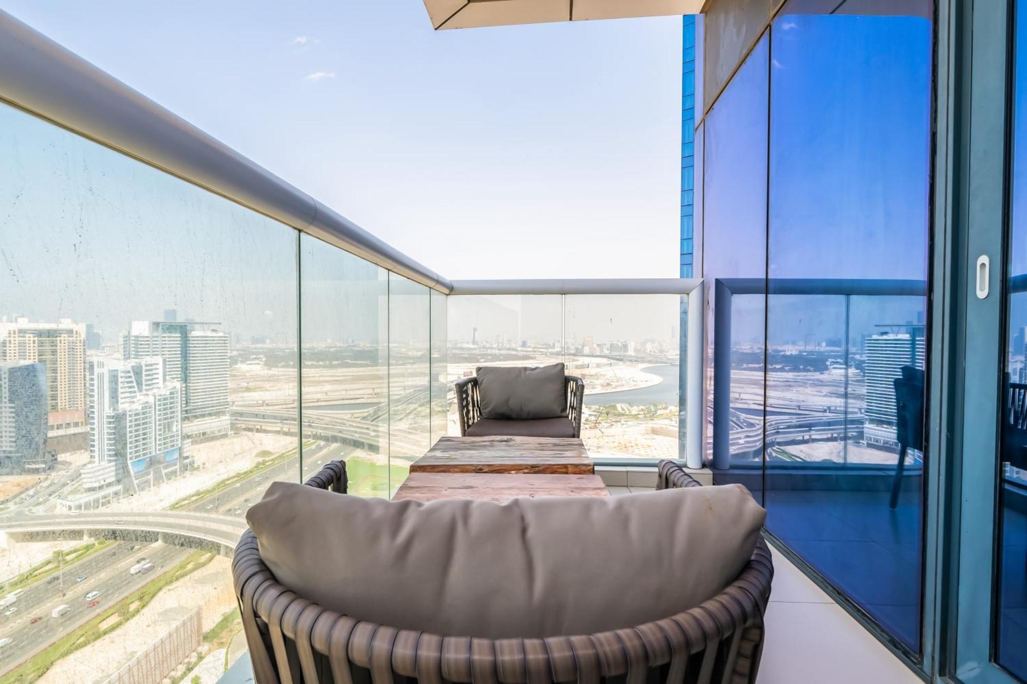 Luxury 2br With Burj Khalifa Views Pool & Gym *