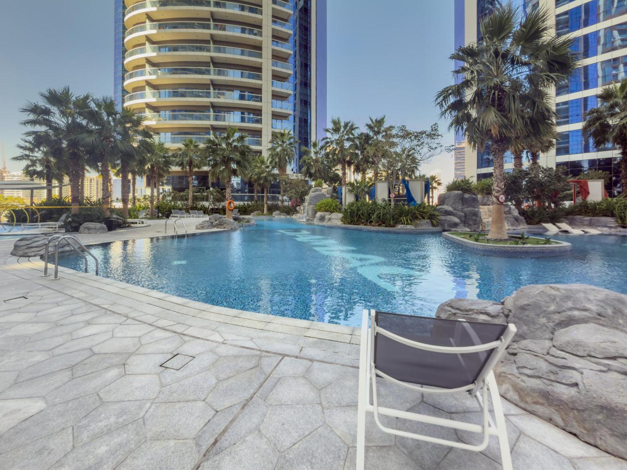 Luxury 2br With Burj Khalifa Views Pool & Gym *