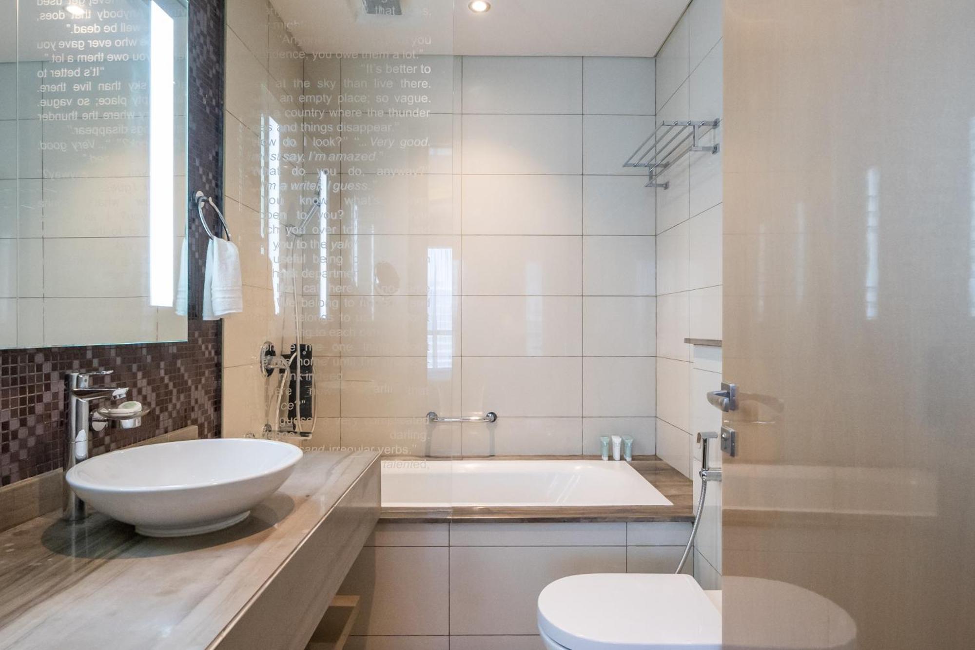 Luxury 2br With Burj Khalifa Views Pool & Gym * Dubai