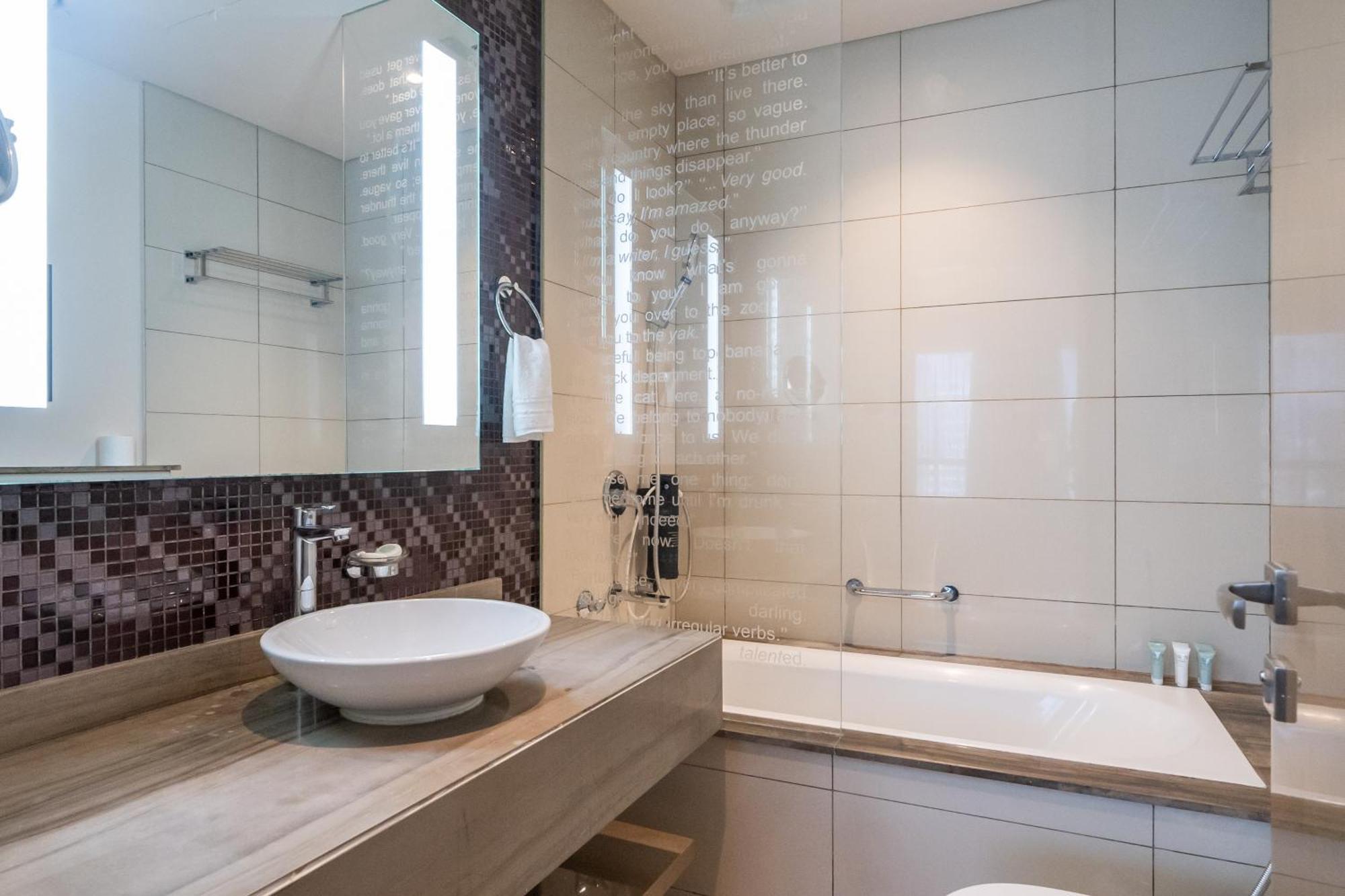 Luxury 2br With Burj Khalifa Views Pool & Gym * Dubai