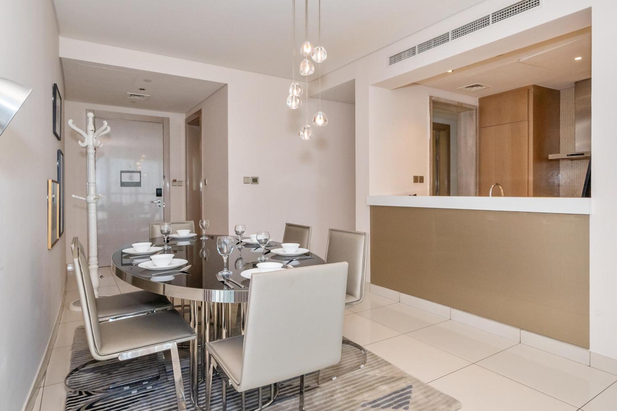Luxury 2br With Burj Khalifa Views Pool & Gym Holiday home