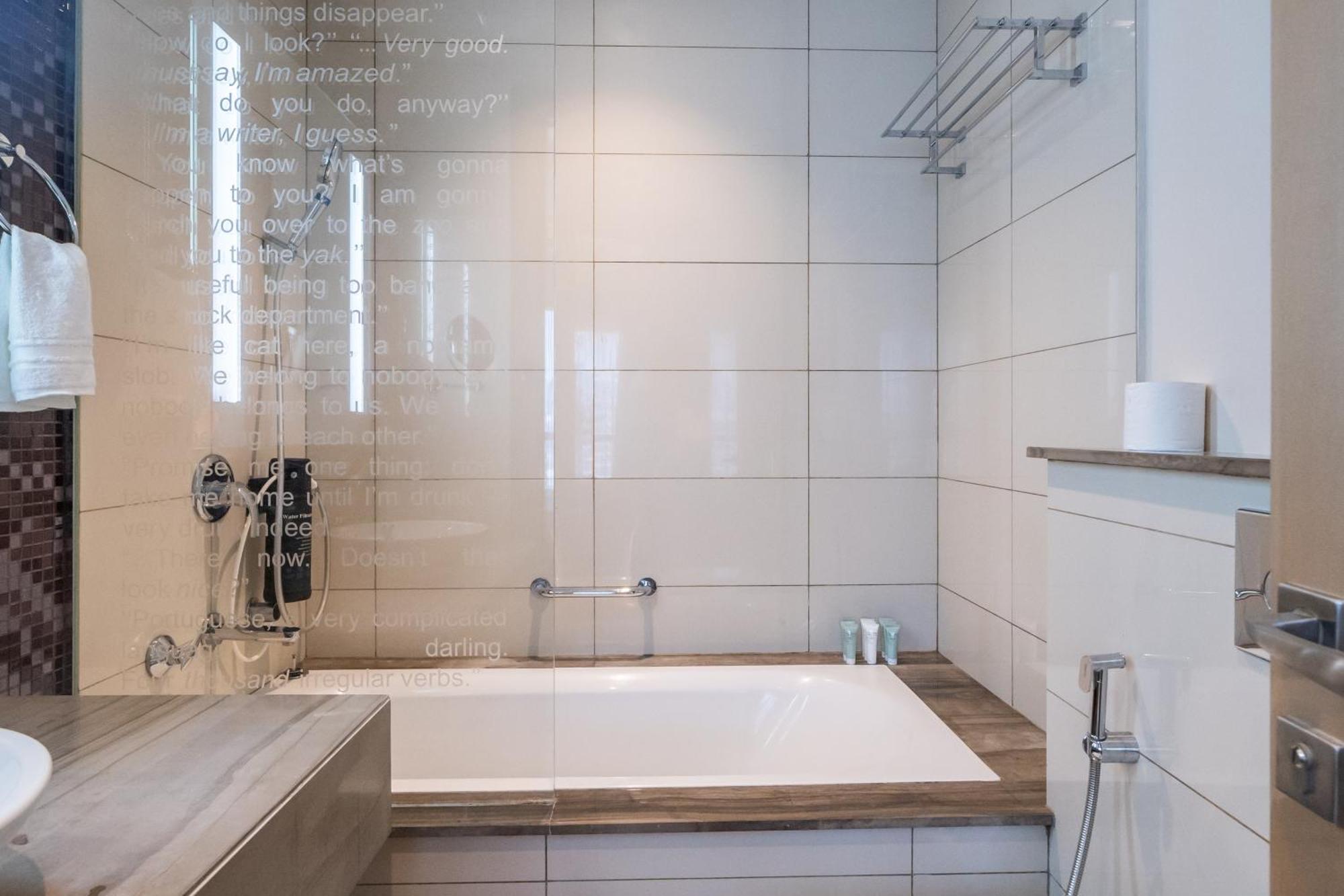 Luxury 2br With Burj Khalifa Views Pool & Gym Holiday home *
