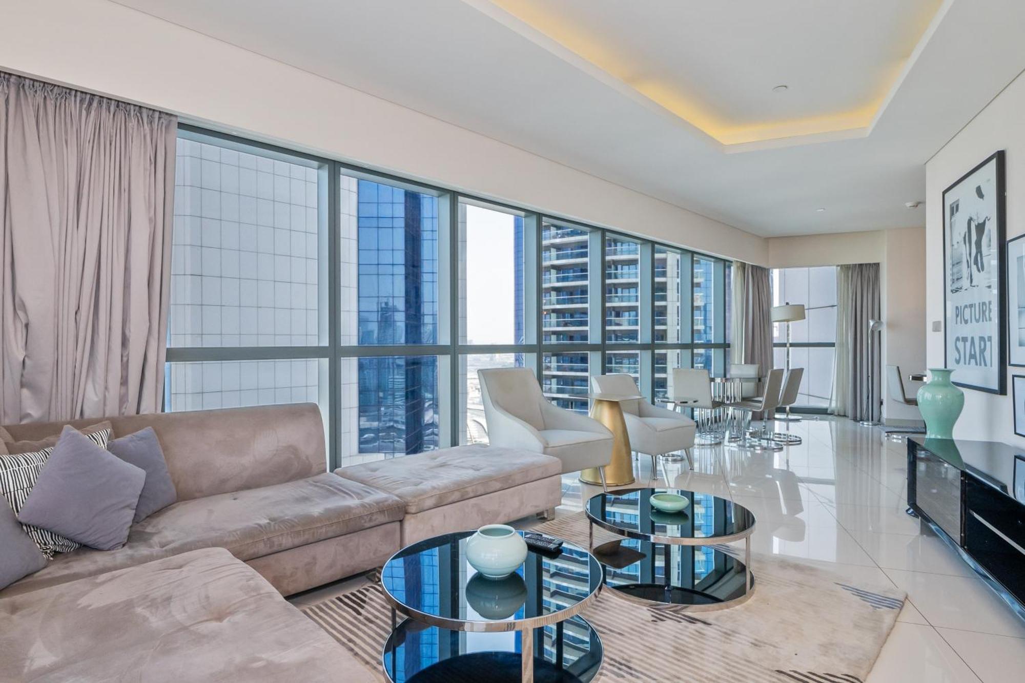 Luxury 2br With Burj Khalifa Views Pool & Gym *