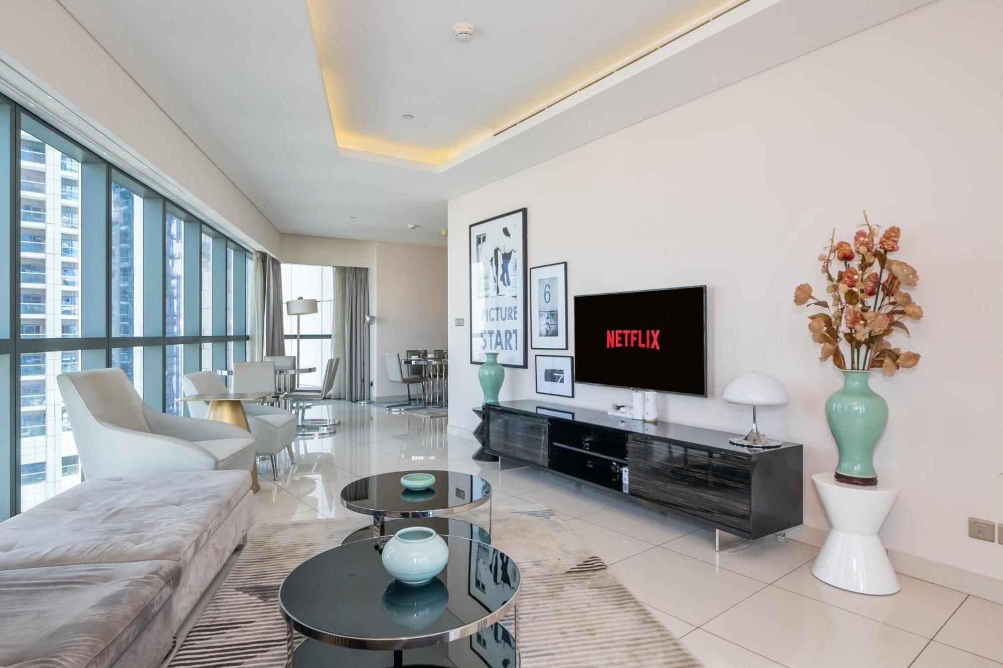 Luxury 2br With Burj Khalifa Views Pool & Gym Holiday home