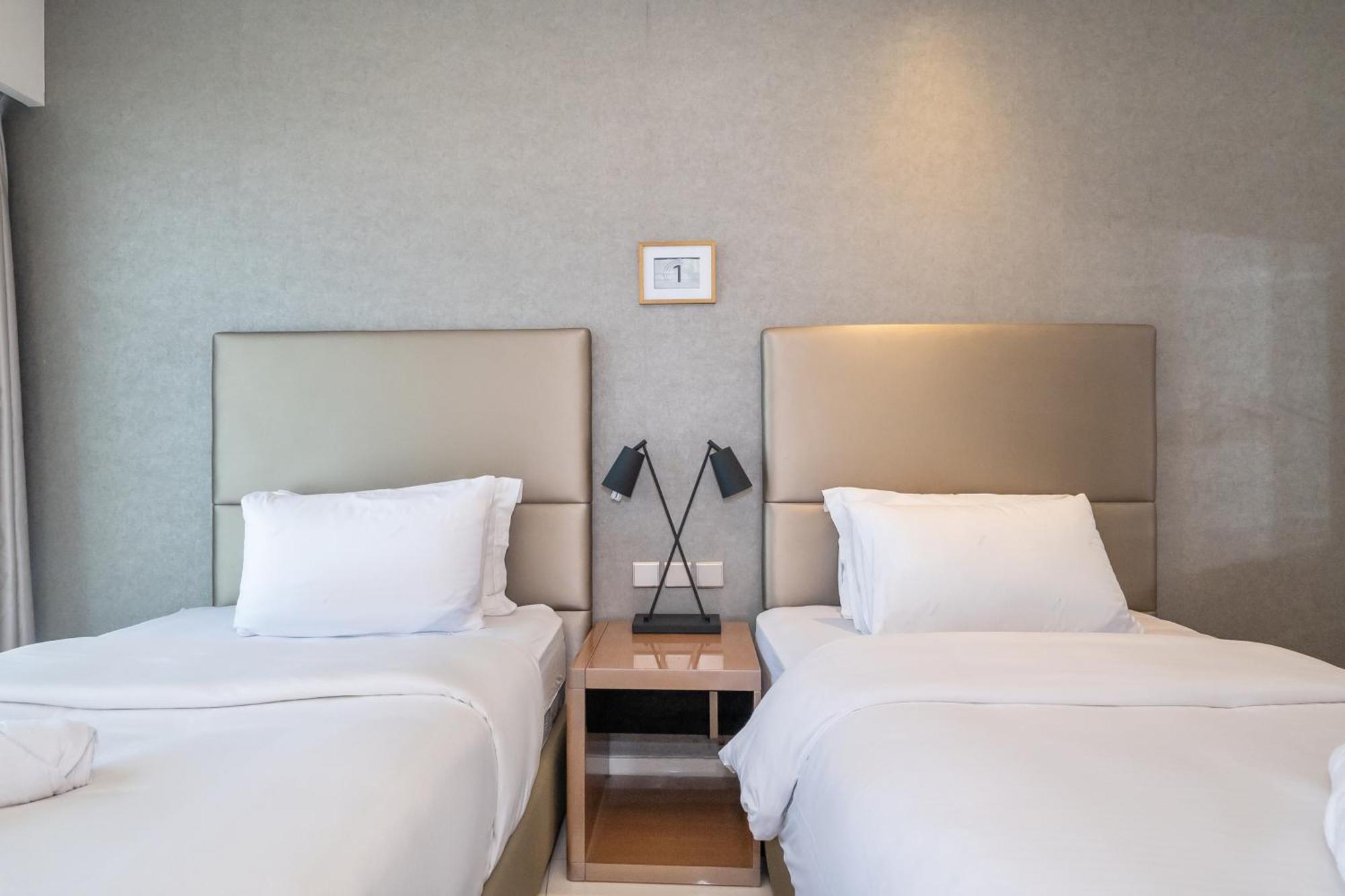 Luxury 2br With Burj Khalifa Views Pool & Gym Holiday home Dubai