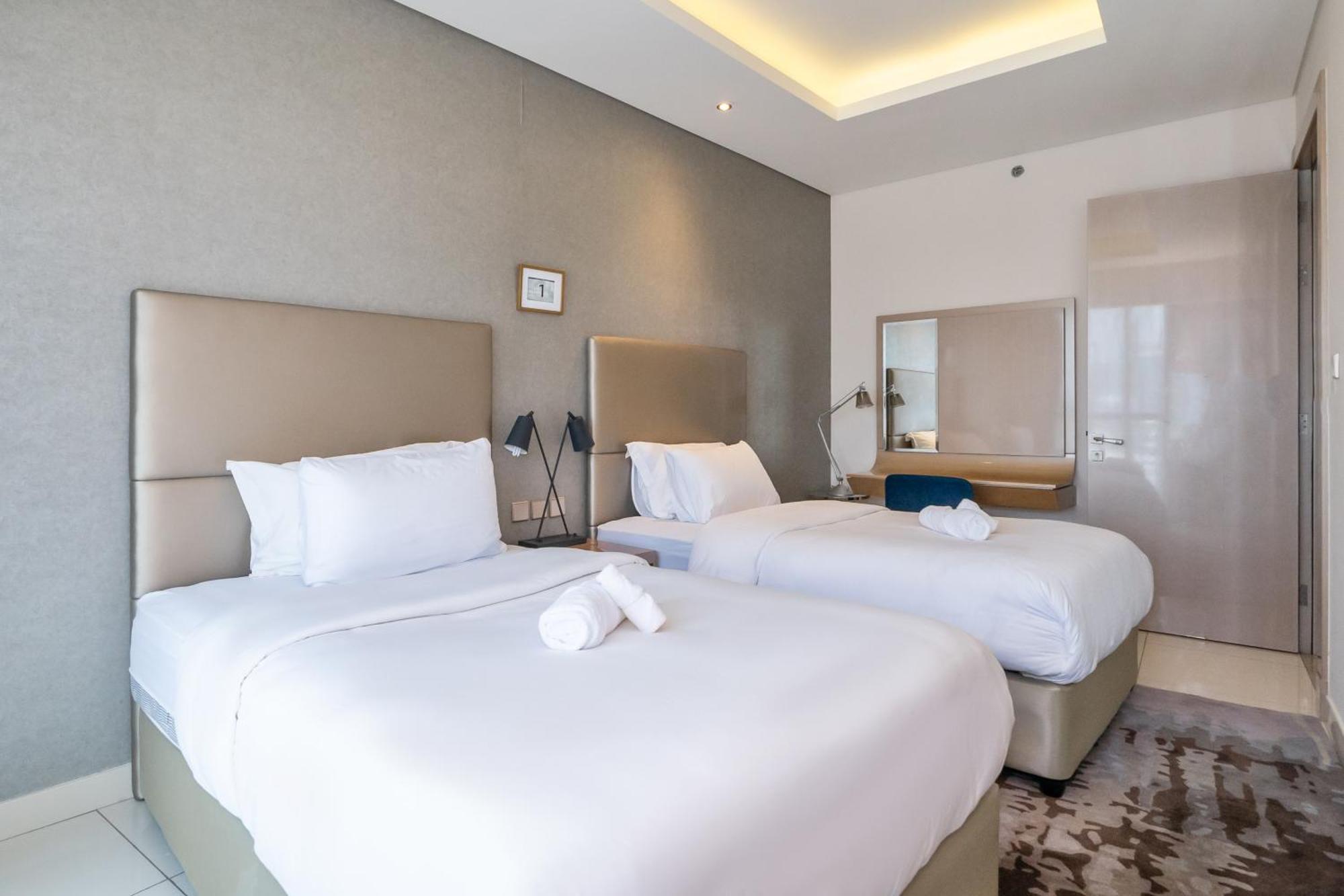 Luxury 2br With Burj Khalifa Views Pool & Gym Dubai