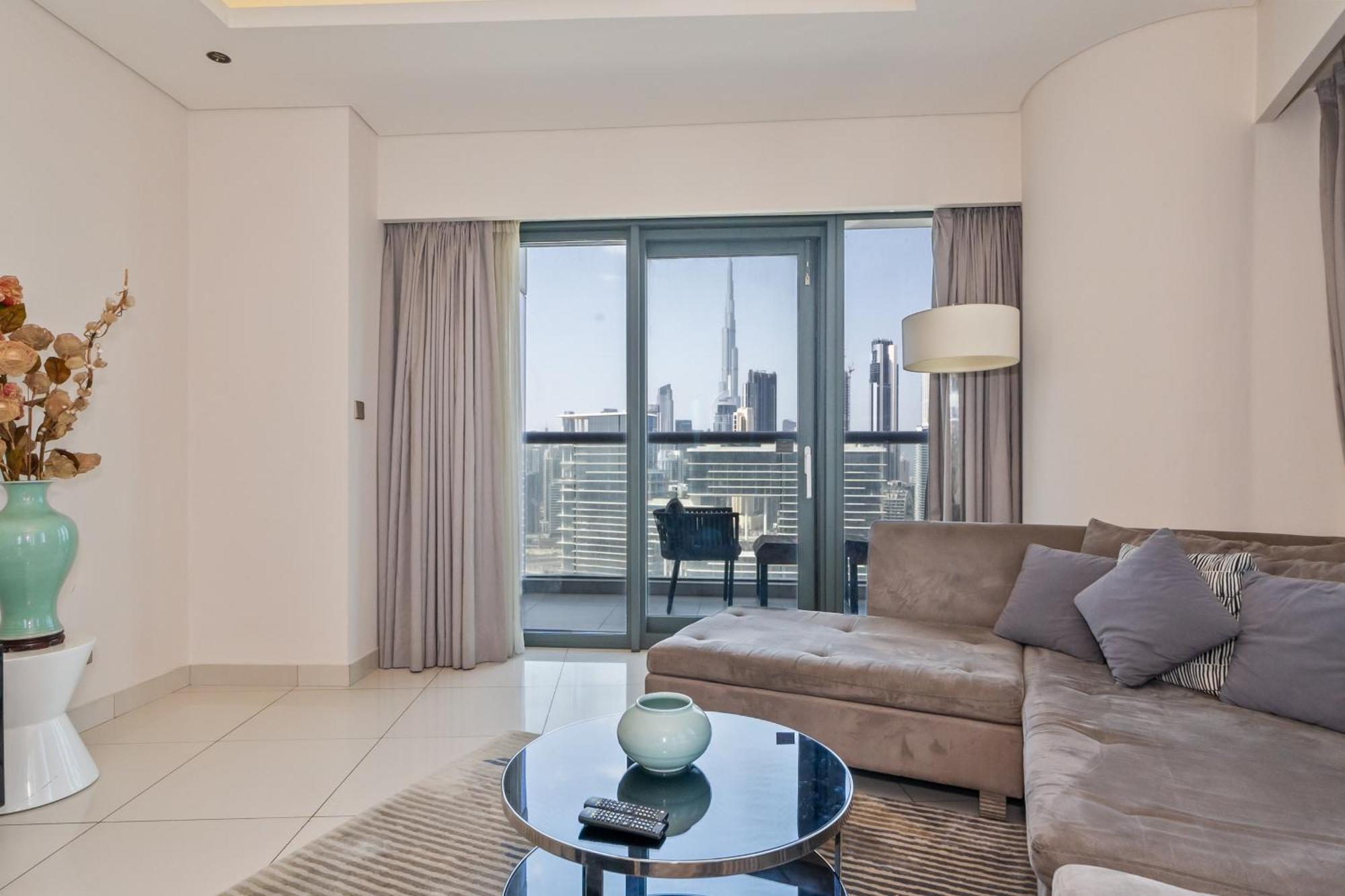 Luxury 2br With Burj Khalifa Views Pool & Gym Holiday home *