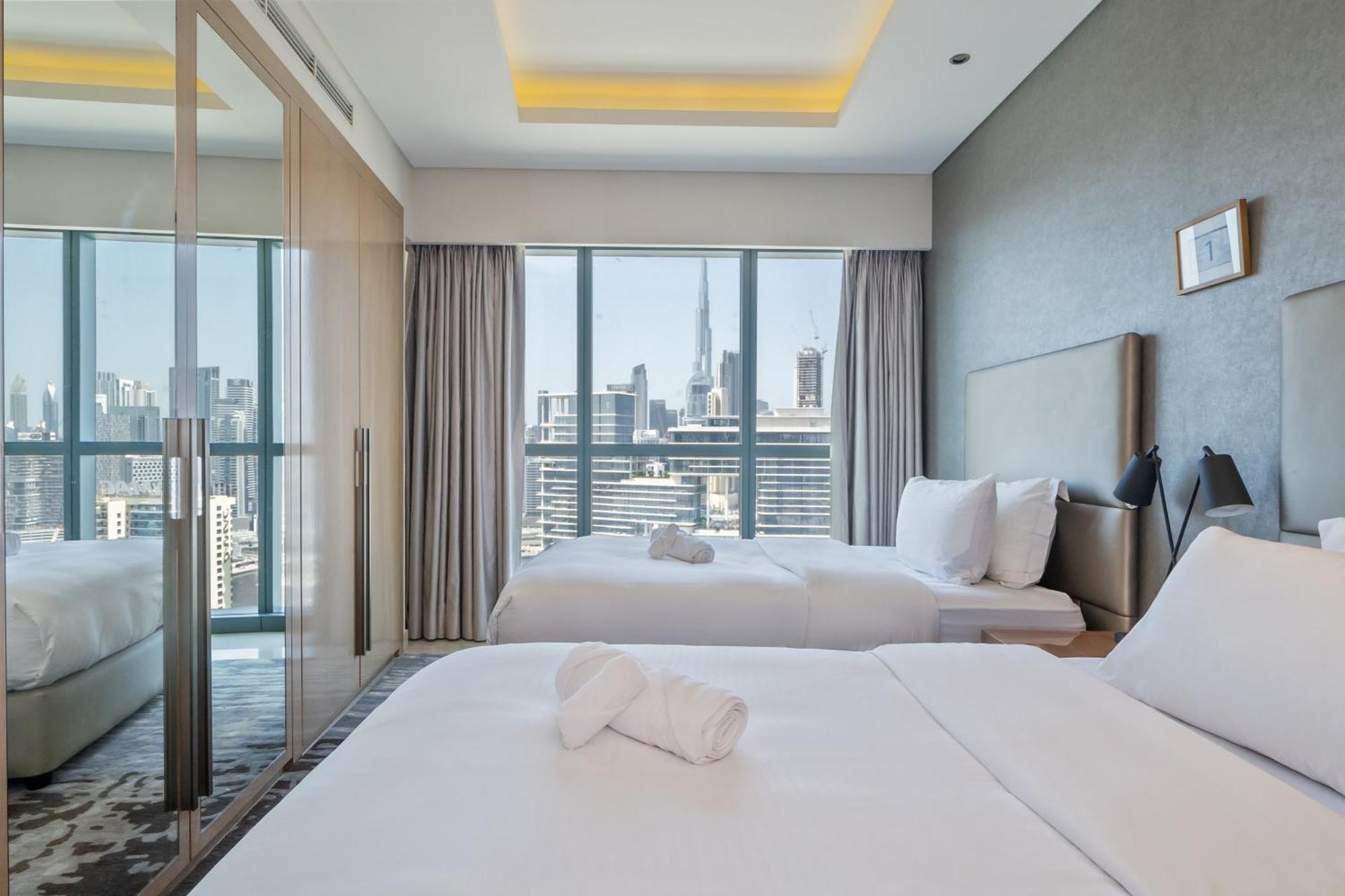 Luxury 2br With Burj Khalifa Views Pool & Gym