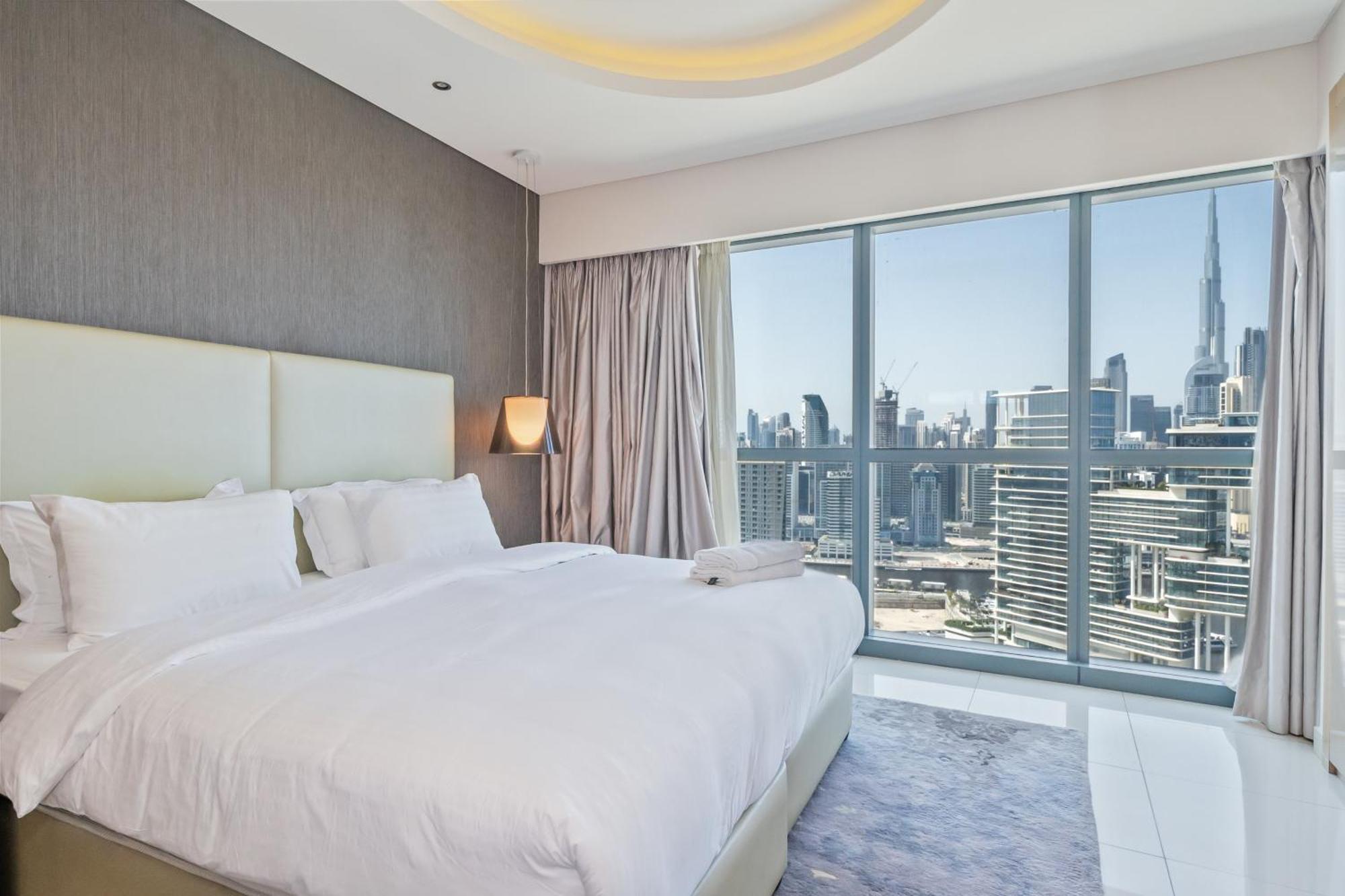 Luxury 2br With Burj Khalifa Views Pool & Gym Holiday home Dubai