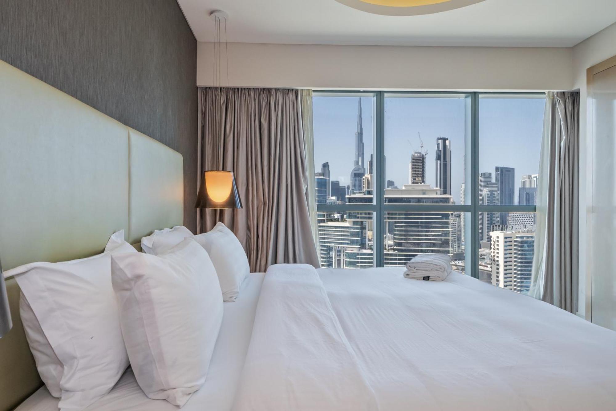 Luxury 2br With Burj Khalifa Views Pool & Gym Holiday home *