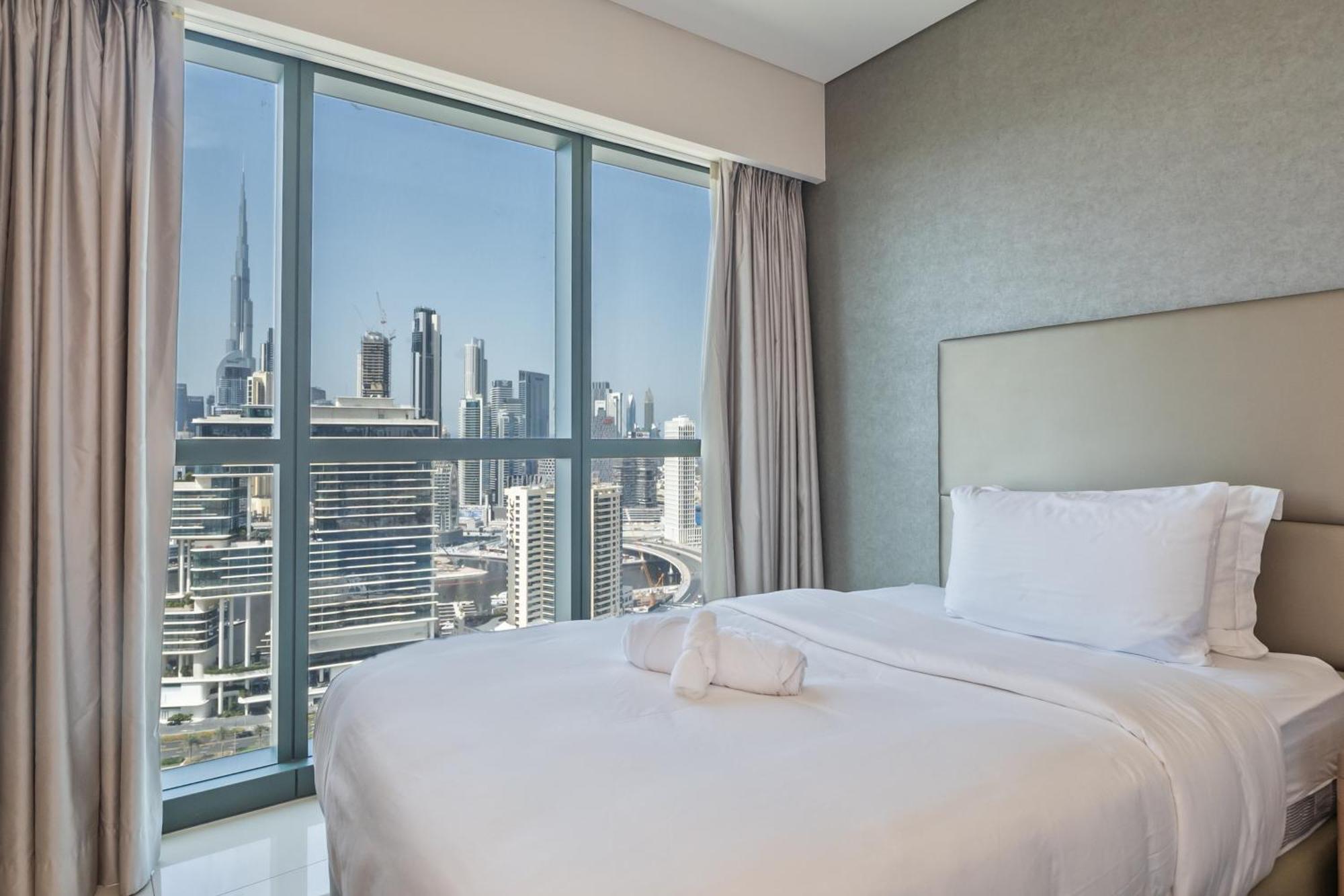 Luxury 2br With Burj Khalifa Views Pool & Gym Holiday home Dubai