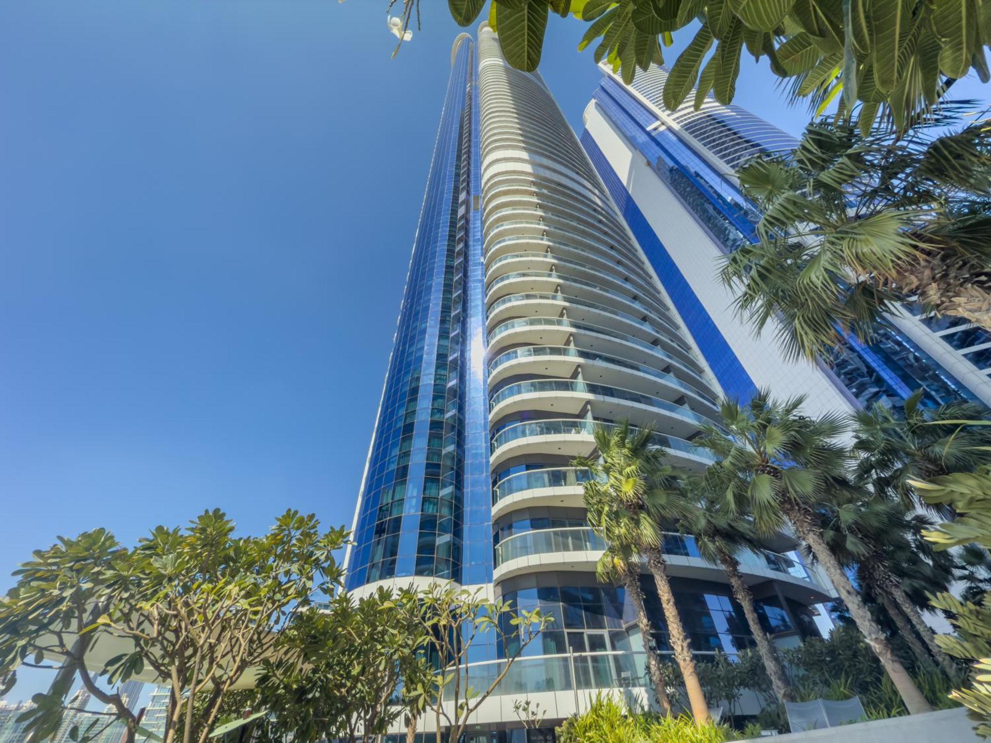Luxury 2br With Burj Khalifa Views Pool & Gym *