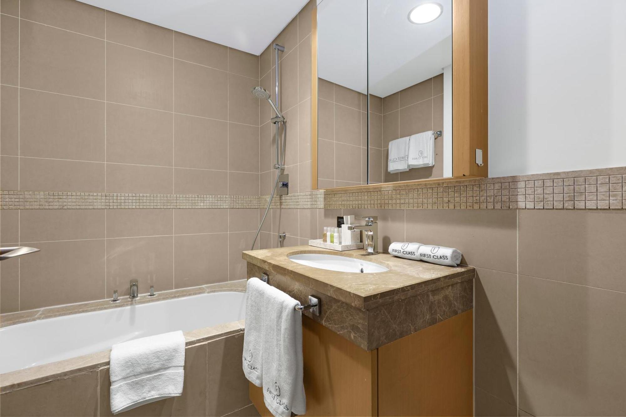 First Class 1br With Skyline View Apartment *