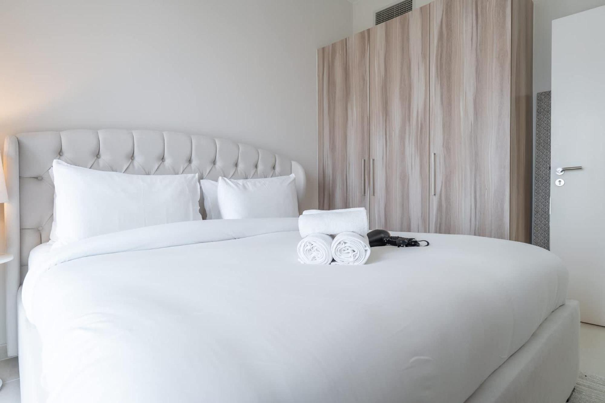 Dazzling 1 Bedroom In Golf With Stunning View *