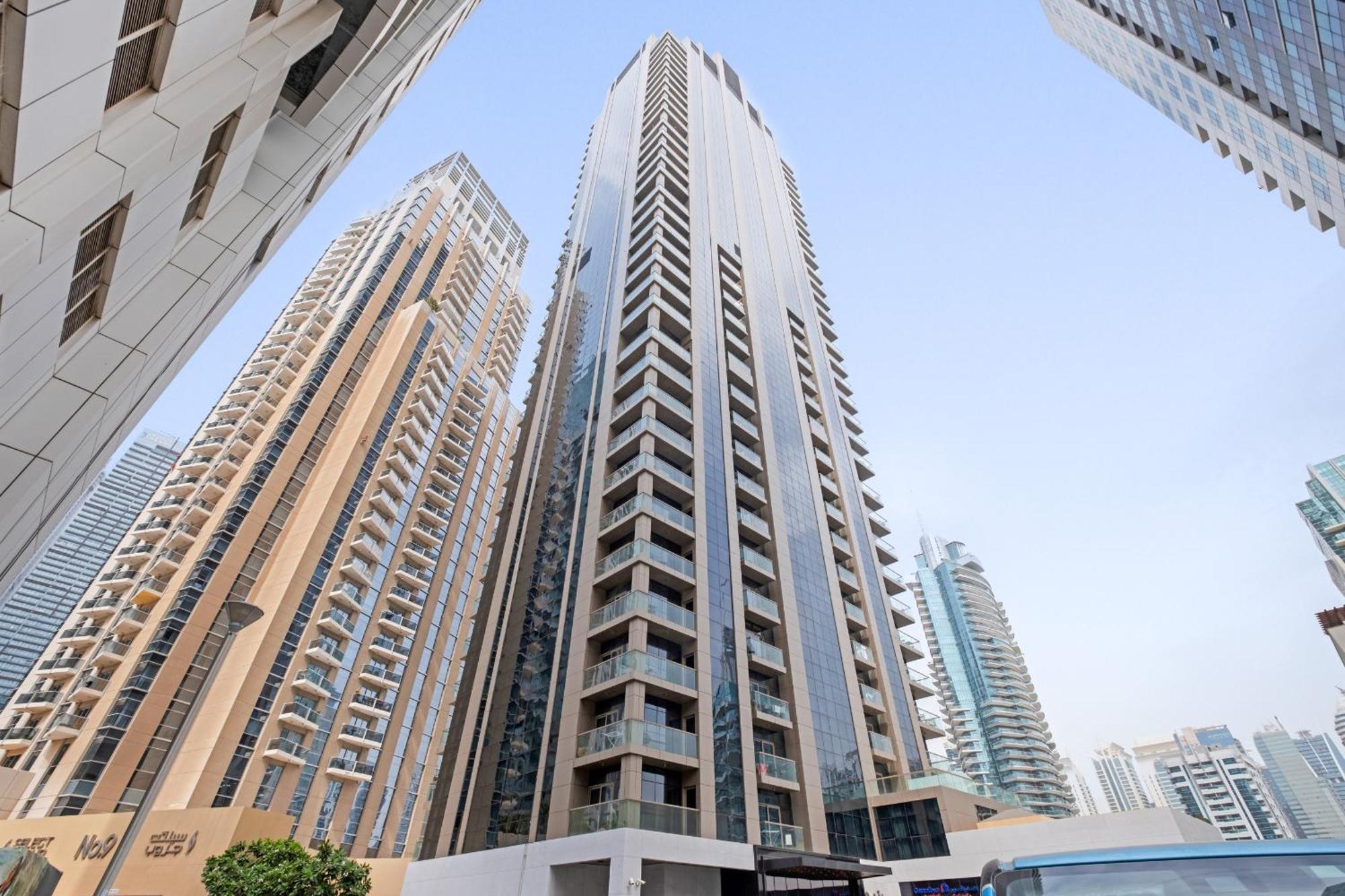 Vayk - Contemporary Marina-front In A Location Apartment