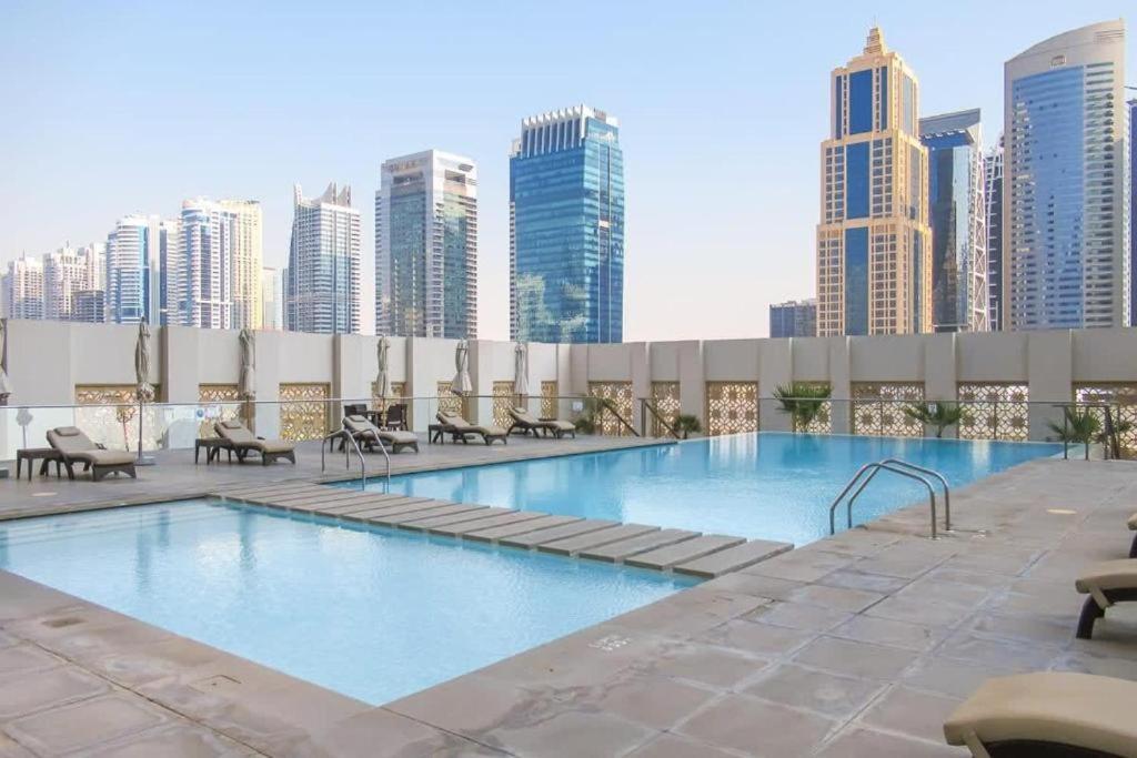 Modern 1br Panoramic View, West Avenue * Dubai
