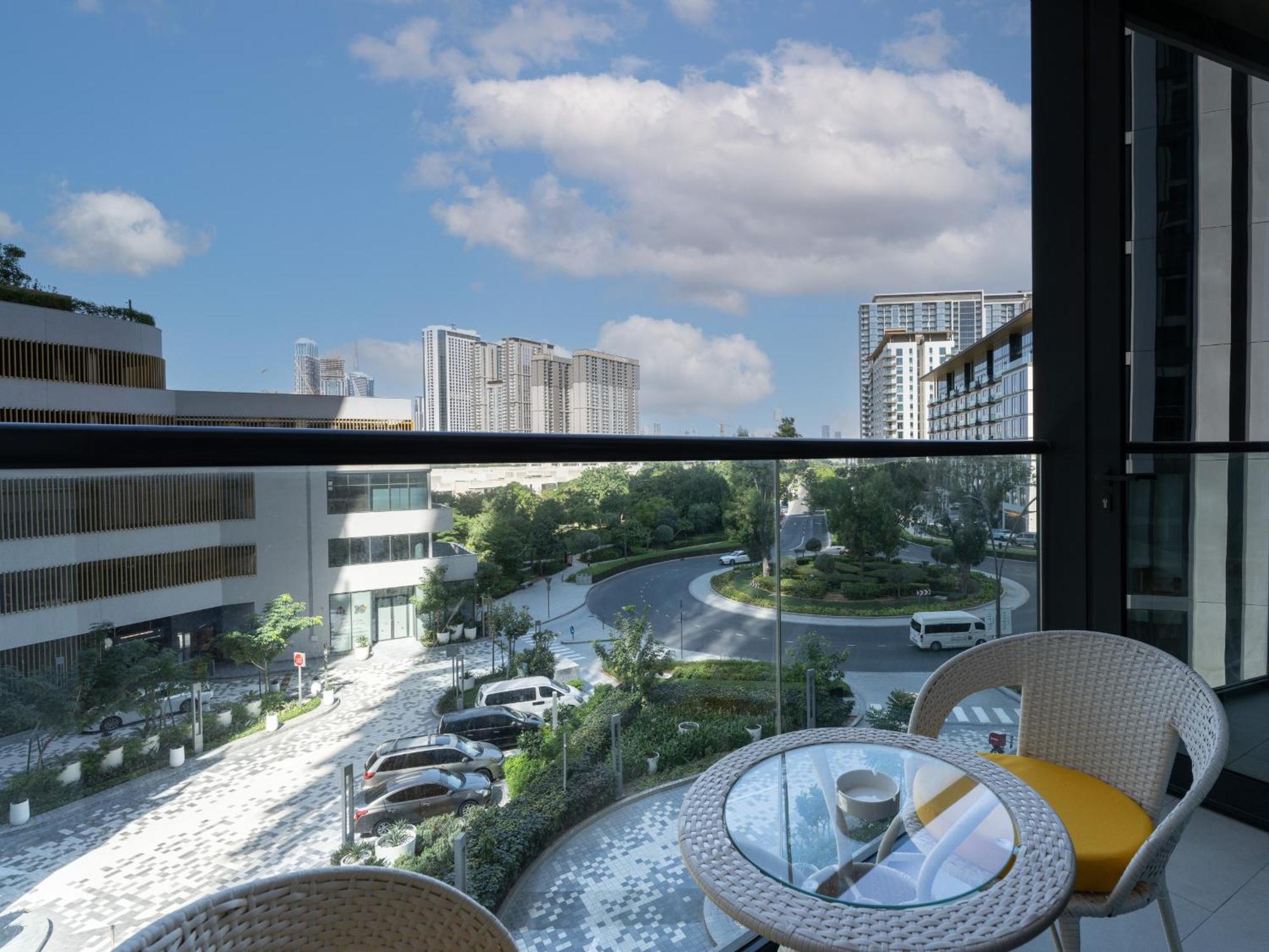 Luxury 1br Featuring Guest & Study Room-sobha Waves Apartment Dubai