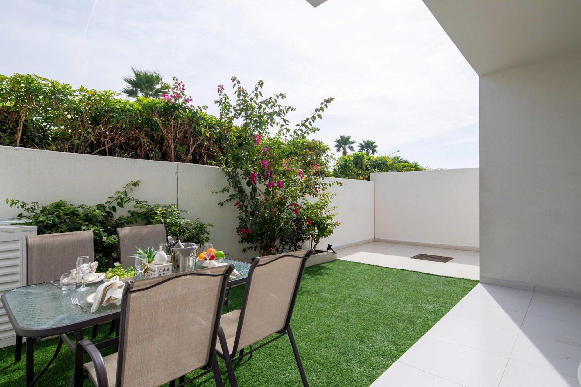 Frank Porter - Albizia Damac Hills 2 * Dubai