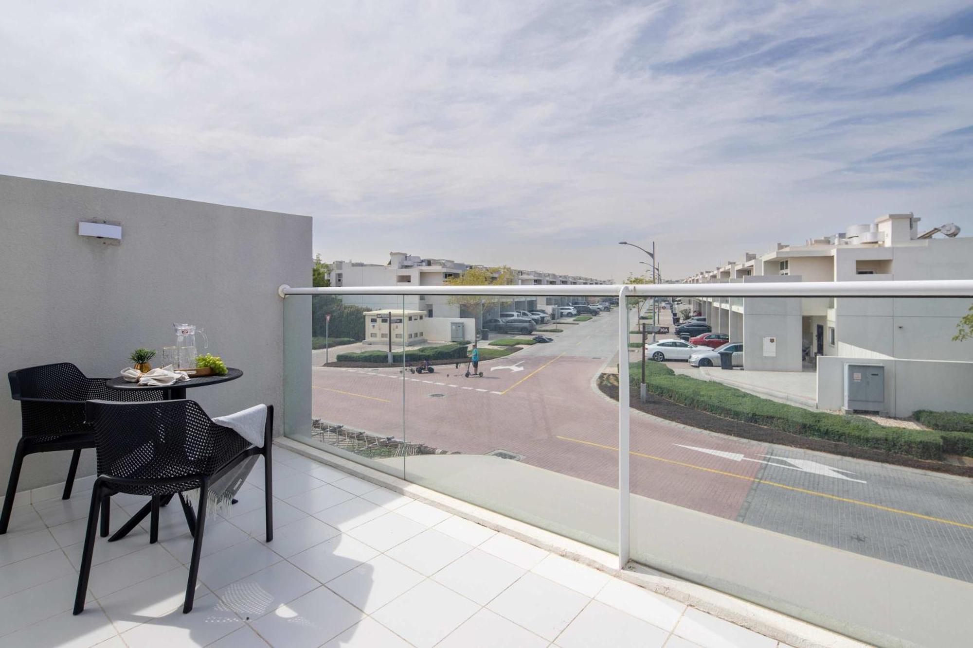 Frank Porter - Albizia Damac Hills 2 *