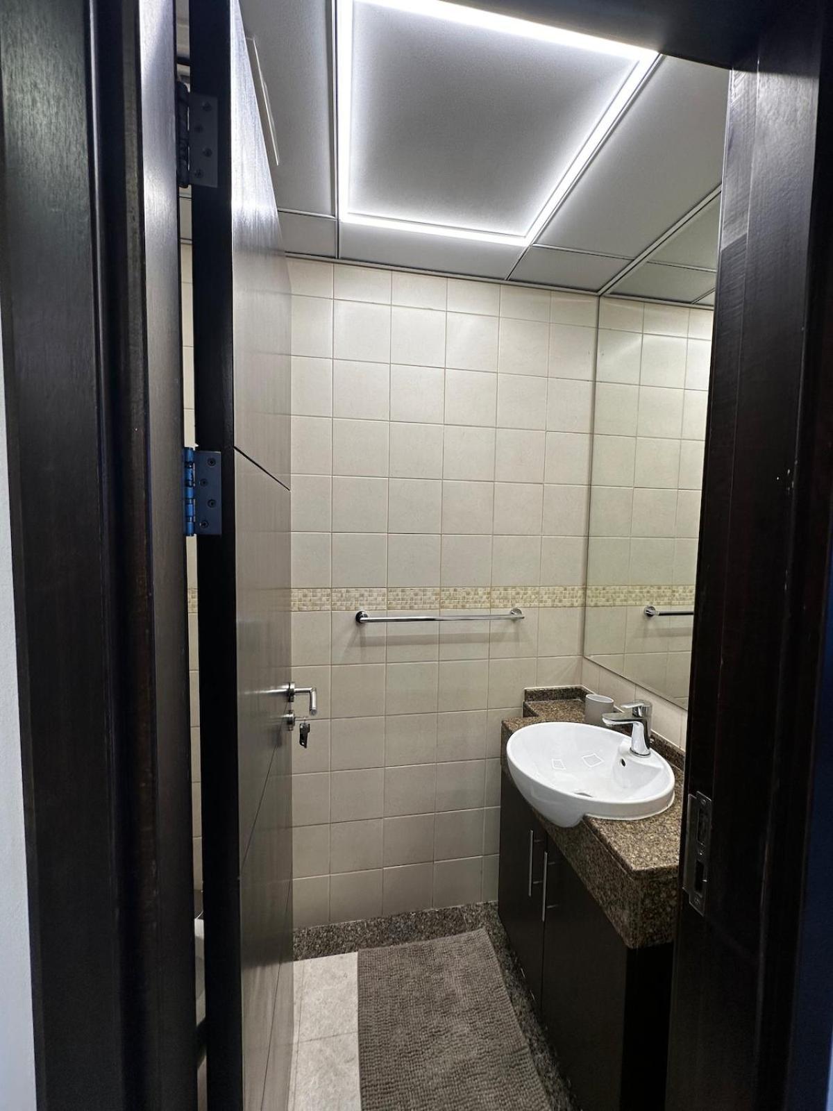 Modern One-bedroom In Heart Of Marina Apartment