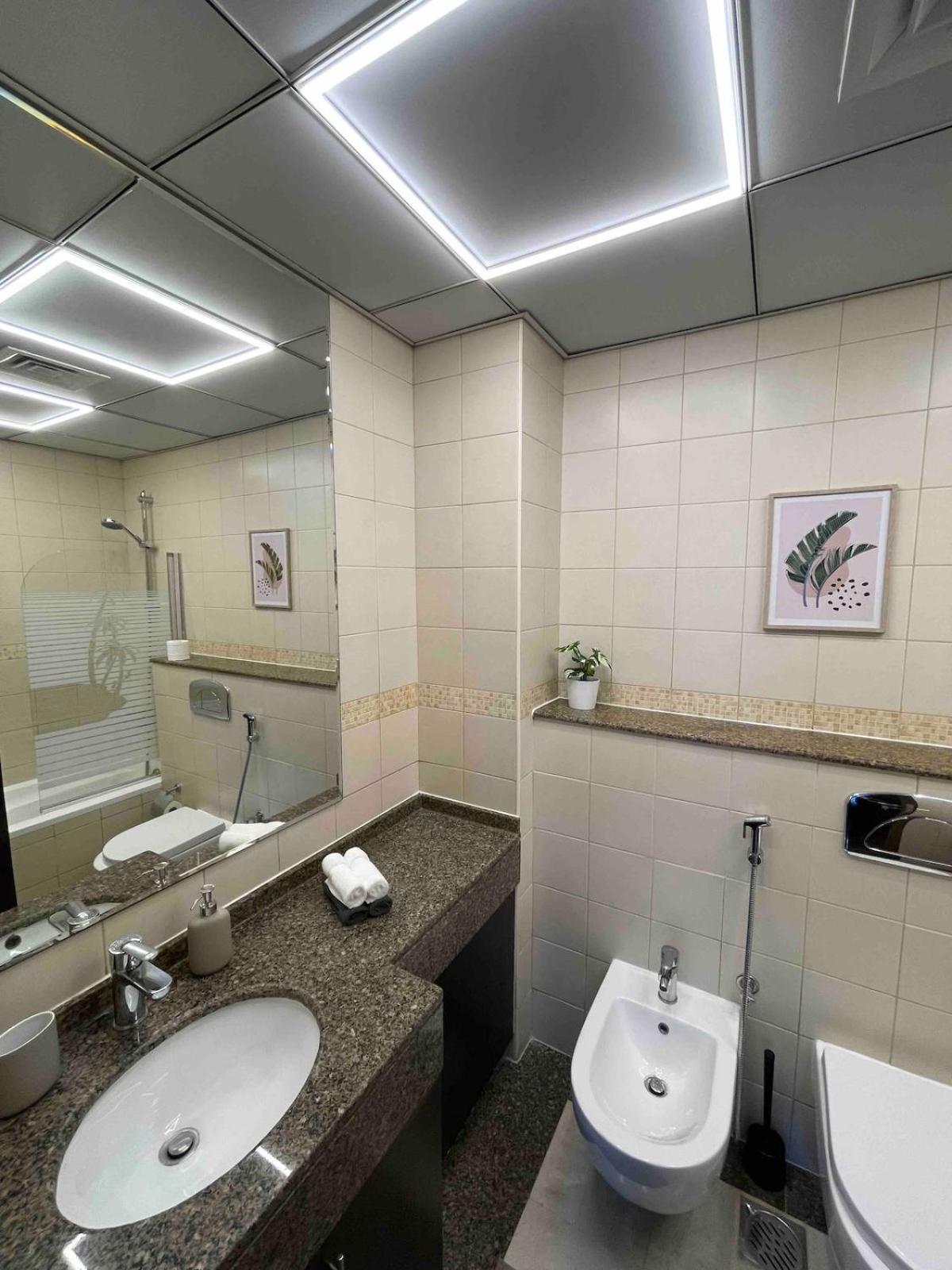 Modern One-bedroom In Heart Of Marina Apartment