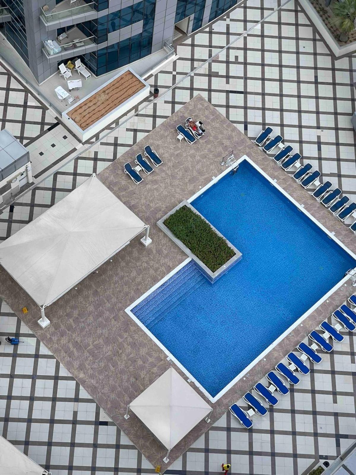 Modern One-bedroom In Heart Of Marina * Dubai