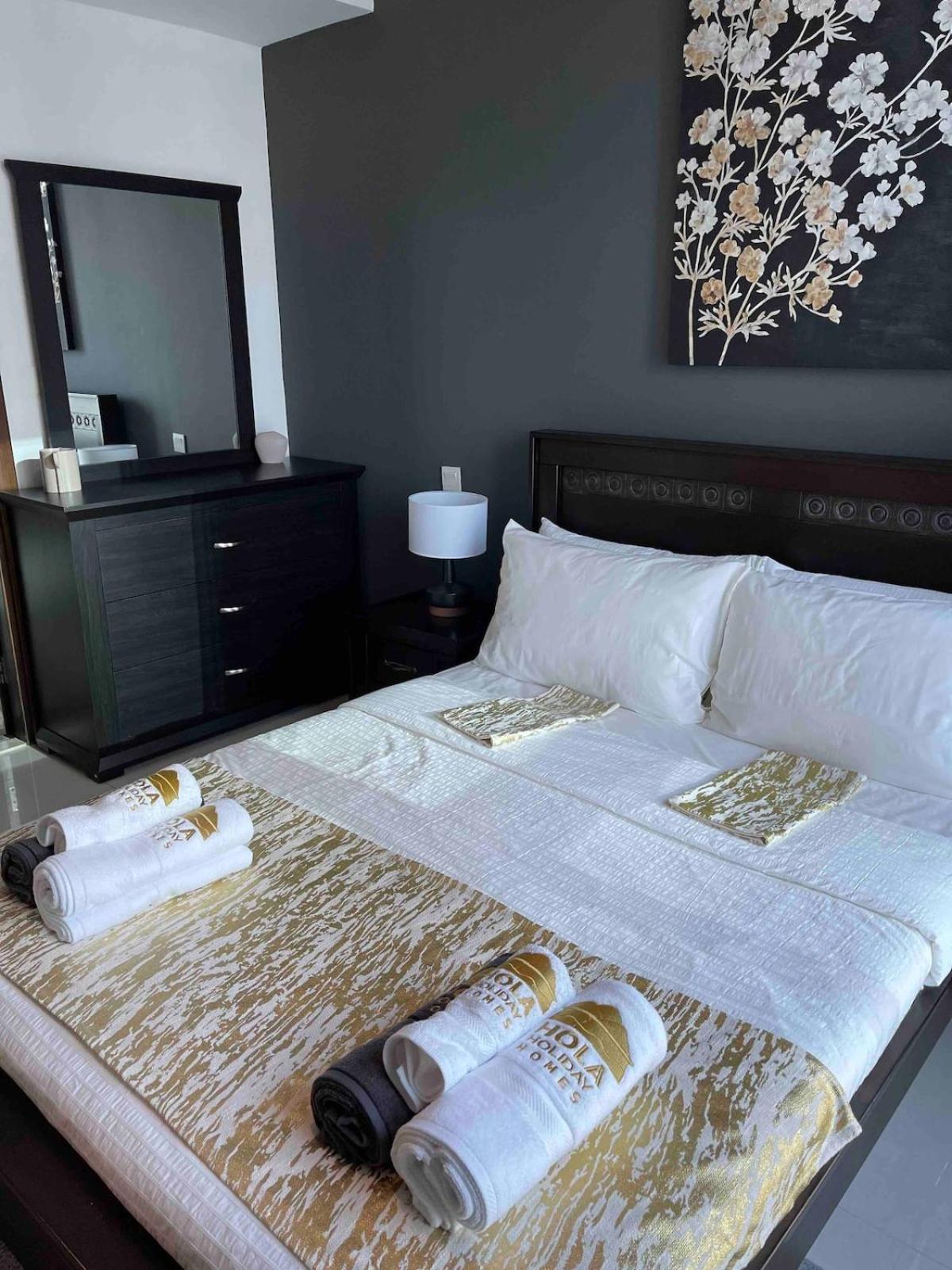 Modern One-bedroom In Heart Of Marina *