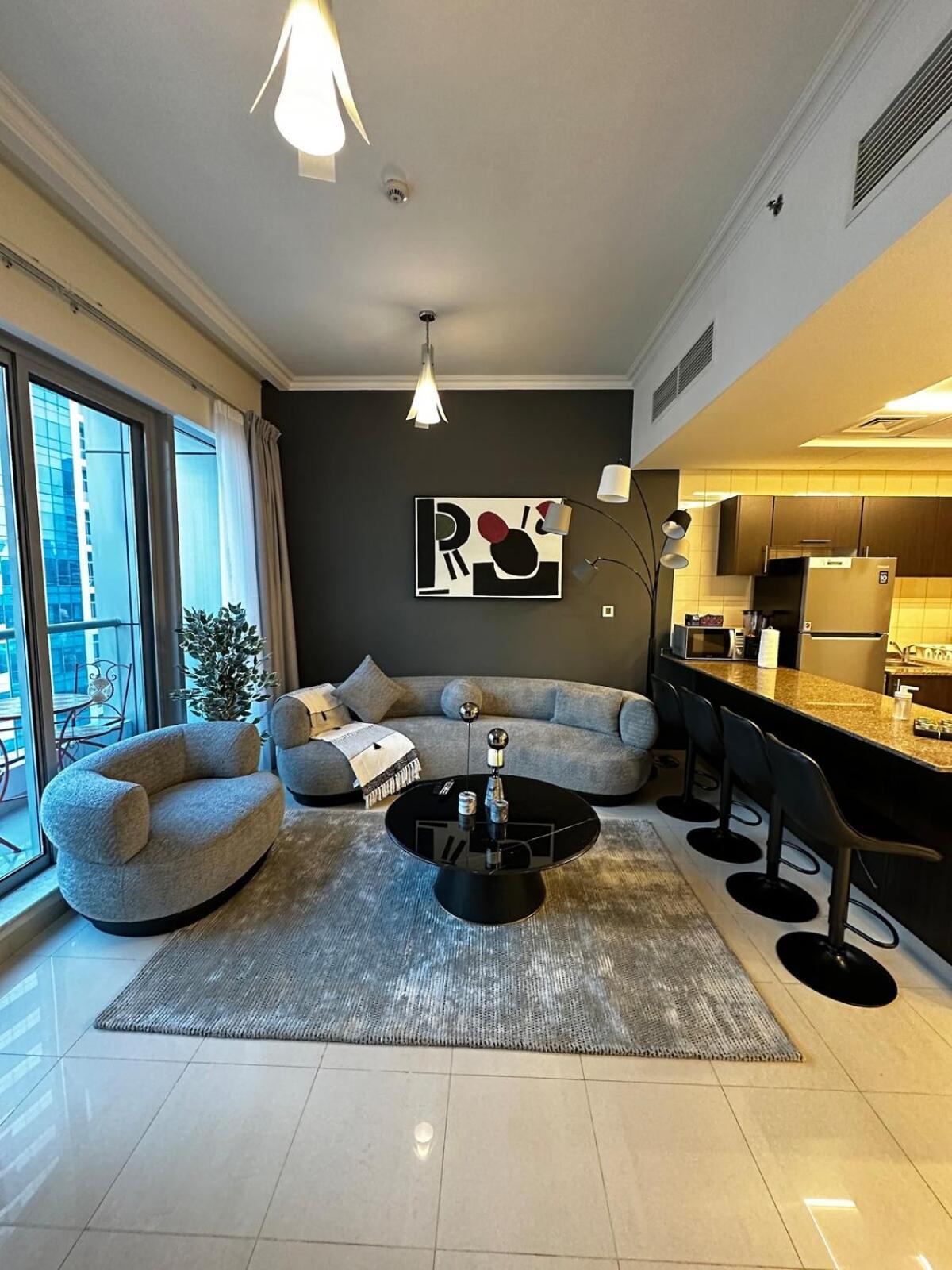 Modern One-bedroom In Heart Of Marina *