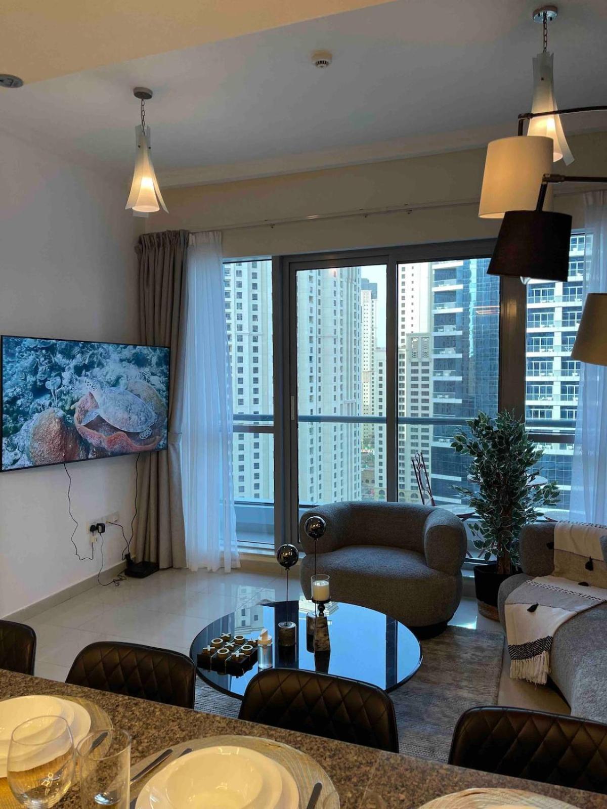 Modern One-bedroom In Heart Of Marina