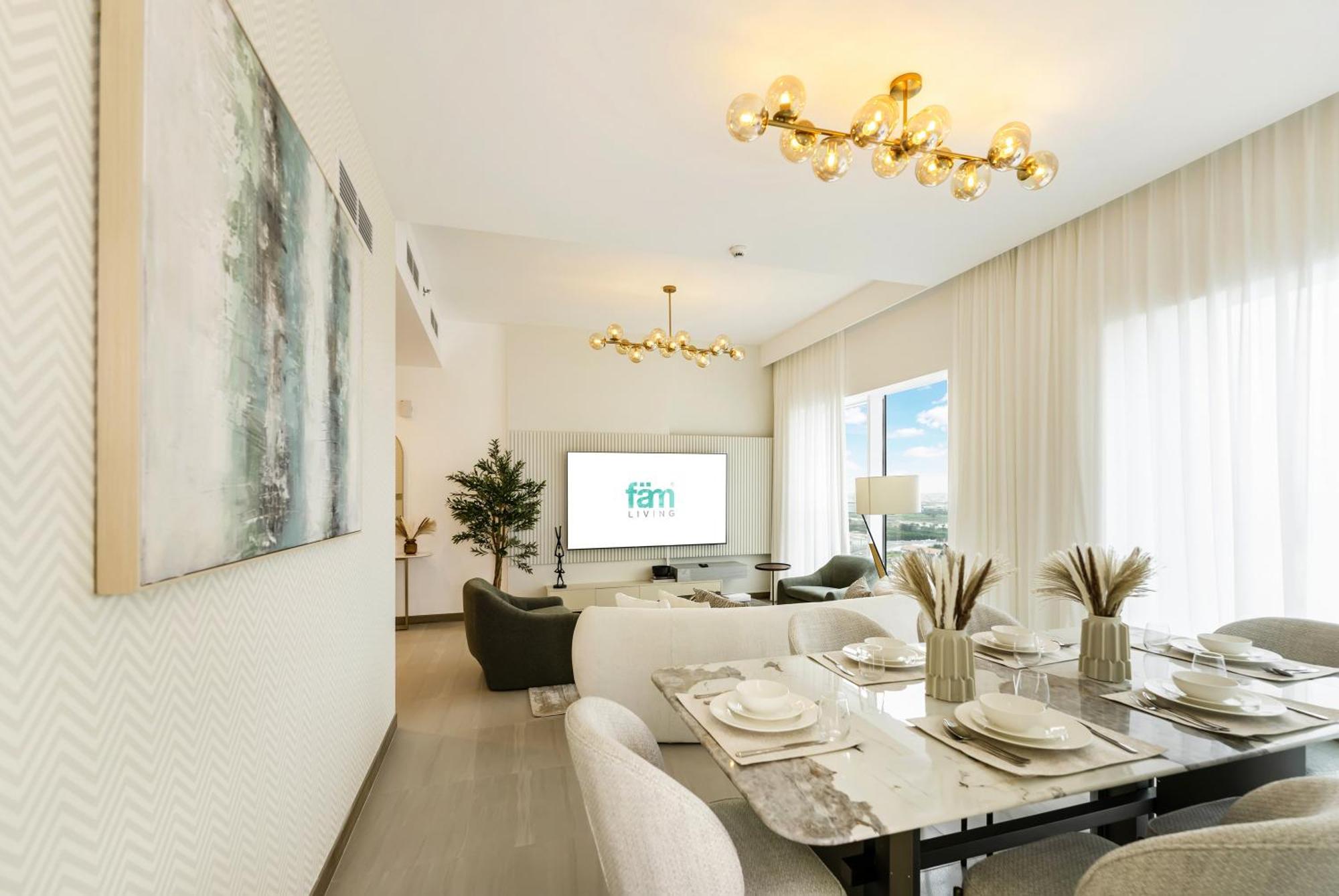 Fam Living - 3 Bedroom And Maids Retreat Overlooking Canal Apartment Dubai