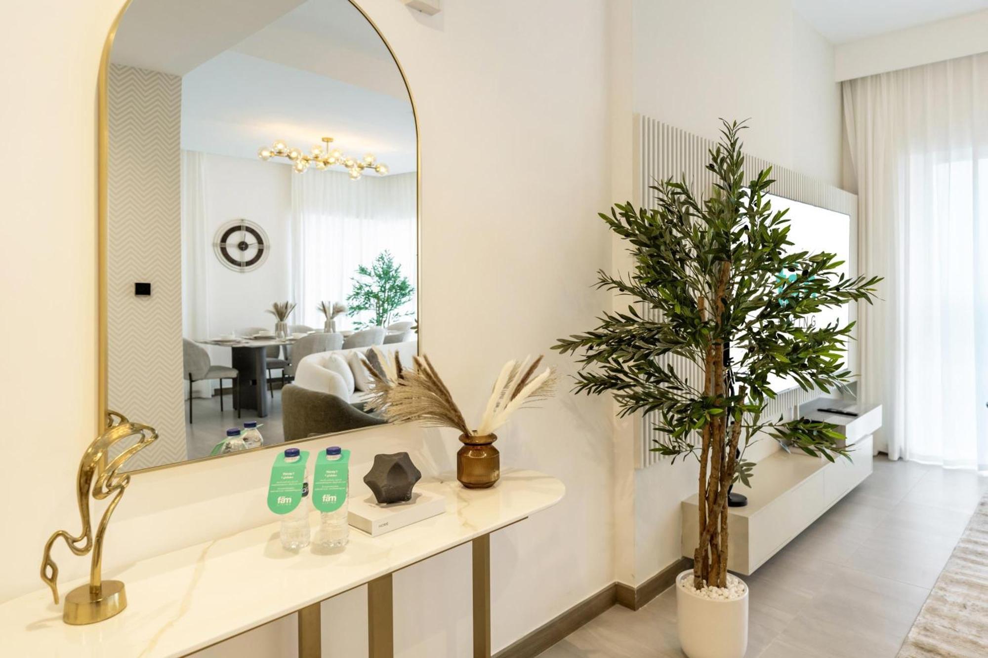 Apartment Fam Living - 3 Bedroom And Maids Retreat Overlooking Canal
