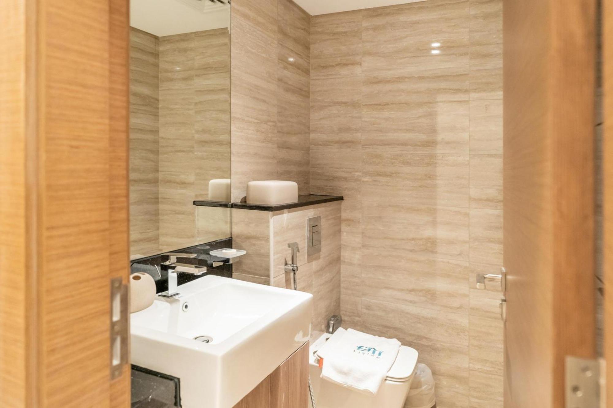 Apartment Fam Living - 3 Bedroom And Maids Retreat Overlooking Canal *