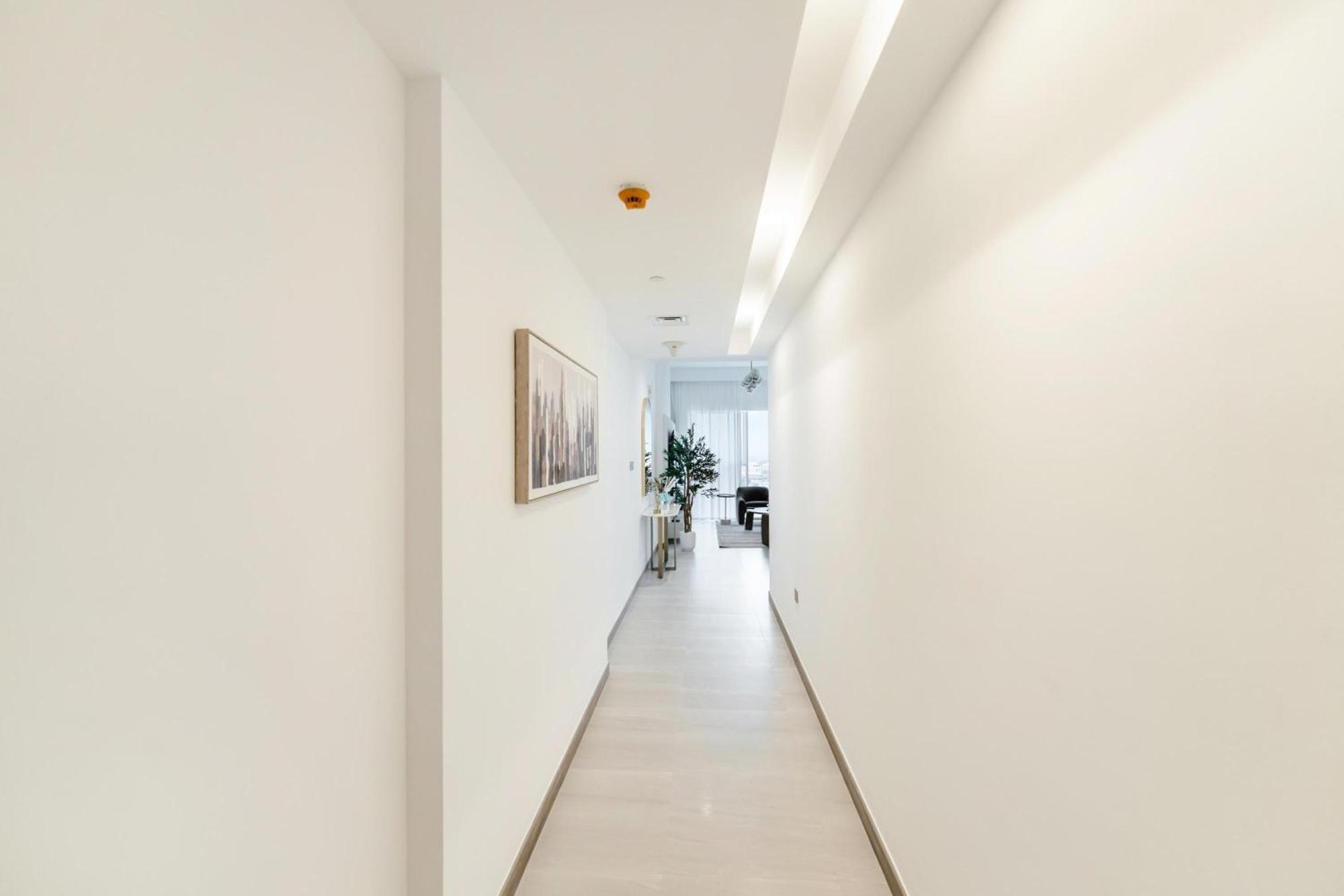 Fam Living - 3 Bedroom And Maids Retreat Overlooking Canal Apartment Dubai