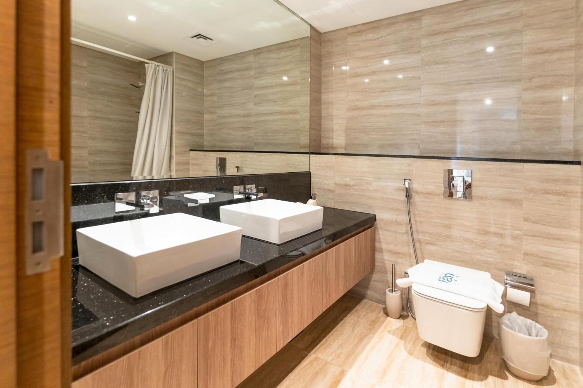 Apartment Fam Living - 3 Bedroom And Maids Retreat Overlooking Canal Dubai