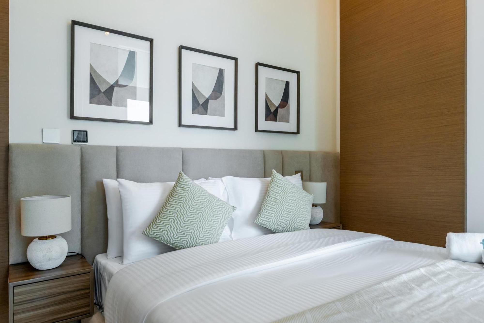 Fam Living - 3 Bedroom And Maids Retreat Overlooking Canal Dubai