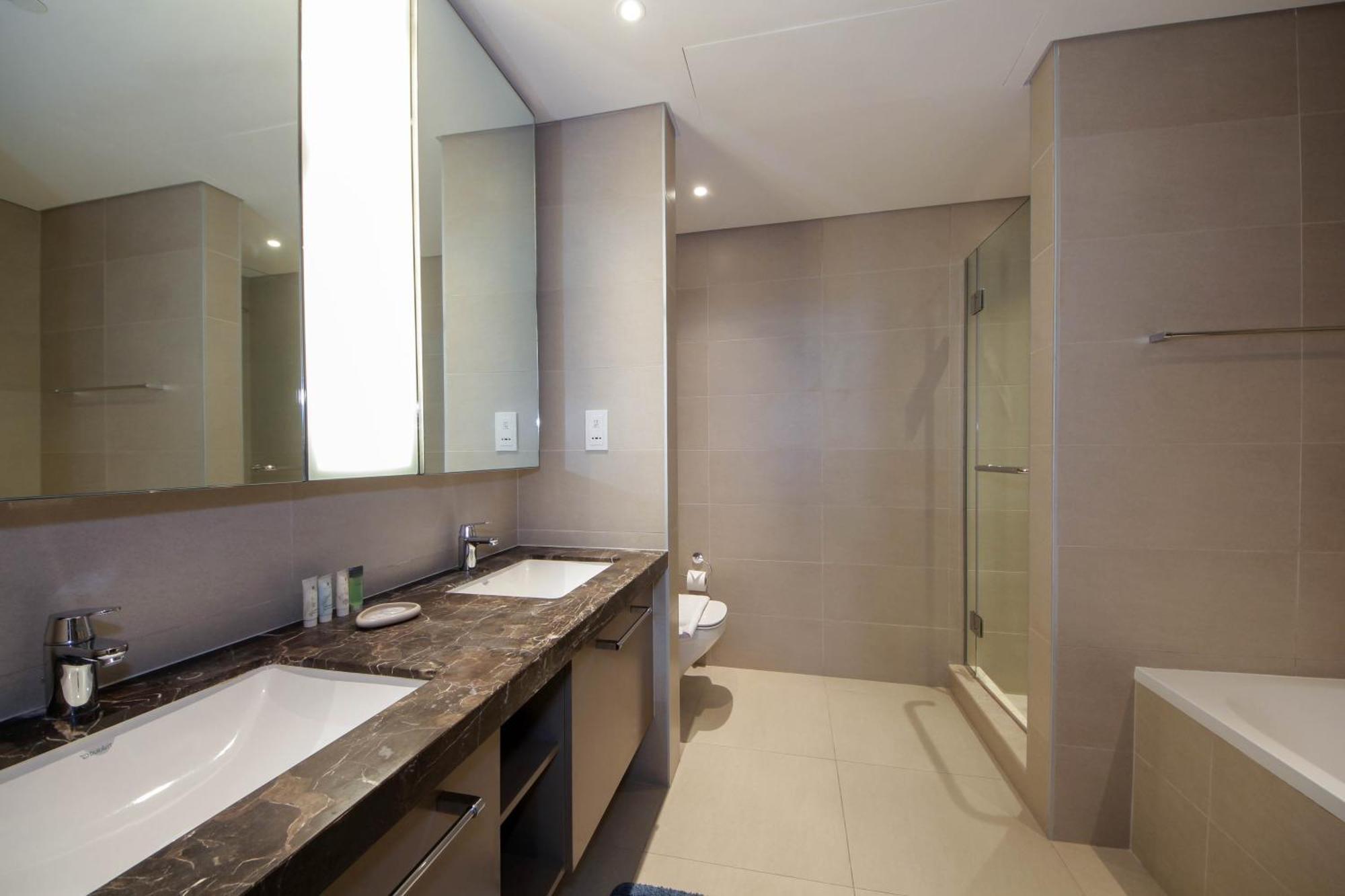 Spacious 2bhk Boulevard Heights Downtown *