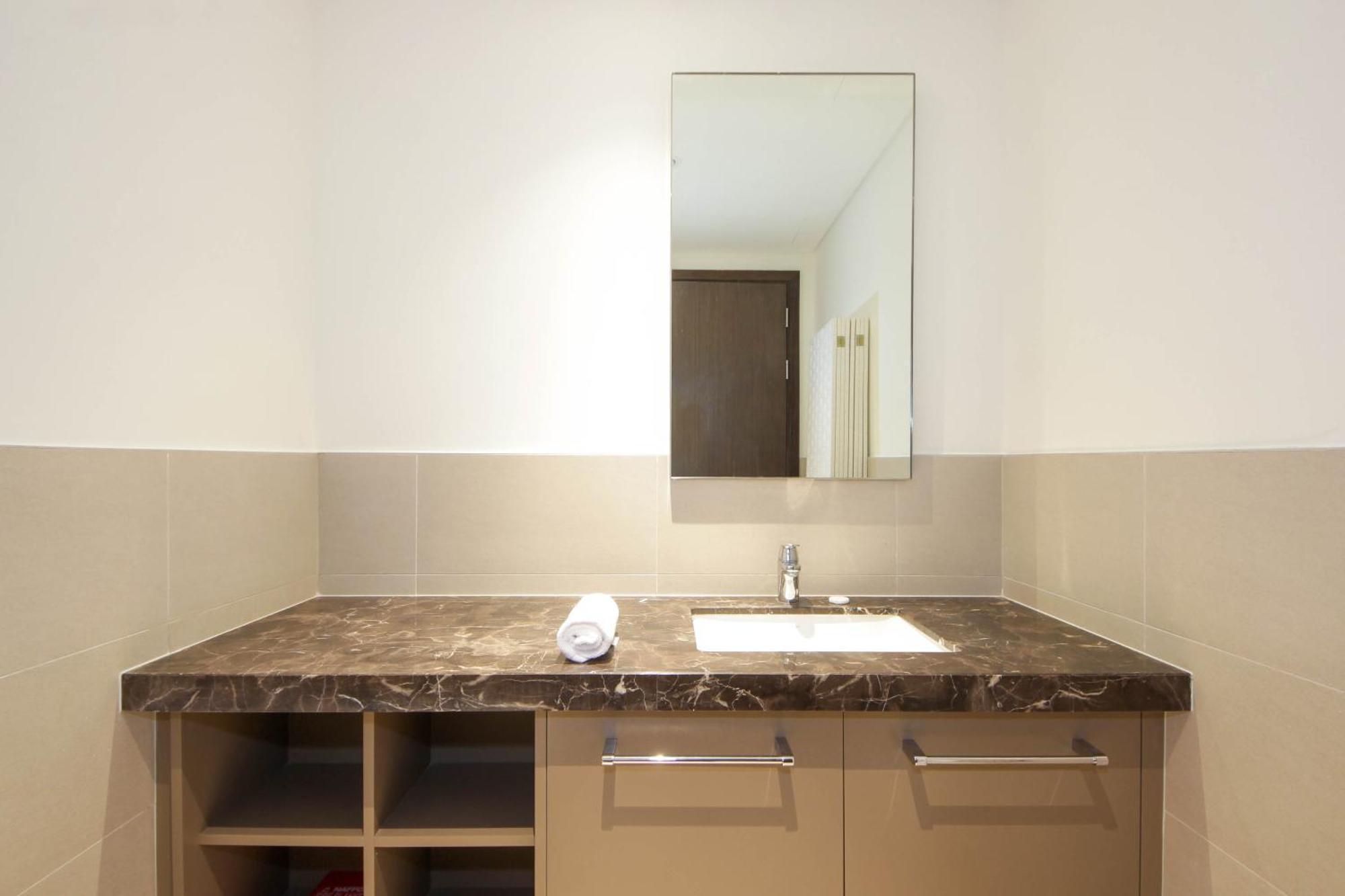 Apartment Spacious 2bhk Boulevard Heights Downtown *