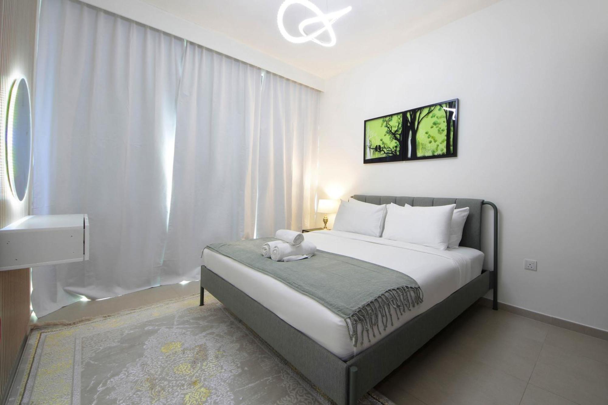 Apartment Spacious 2bhk Boulevard Heights Downtown